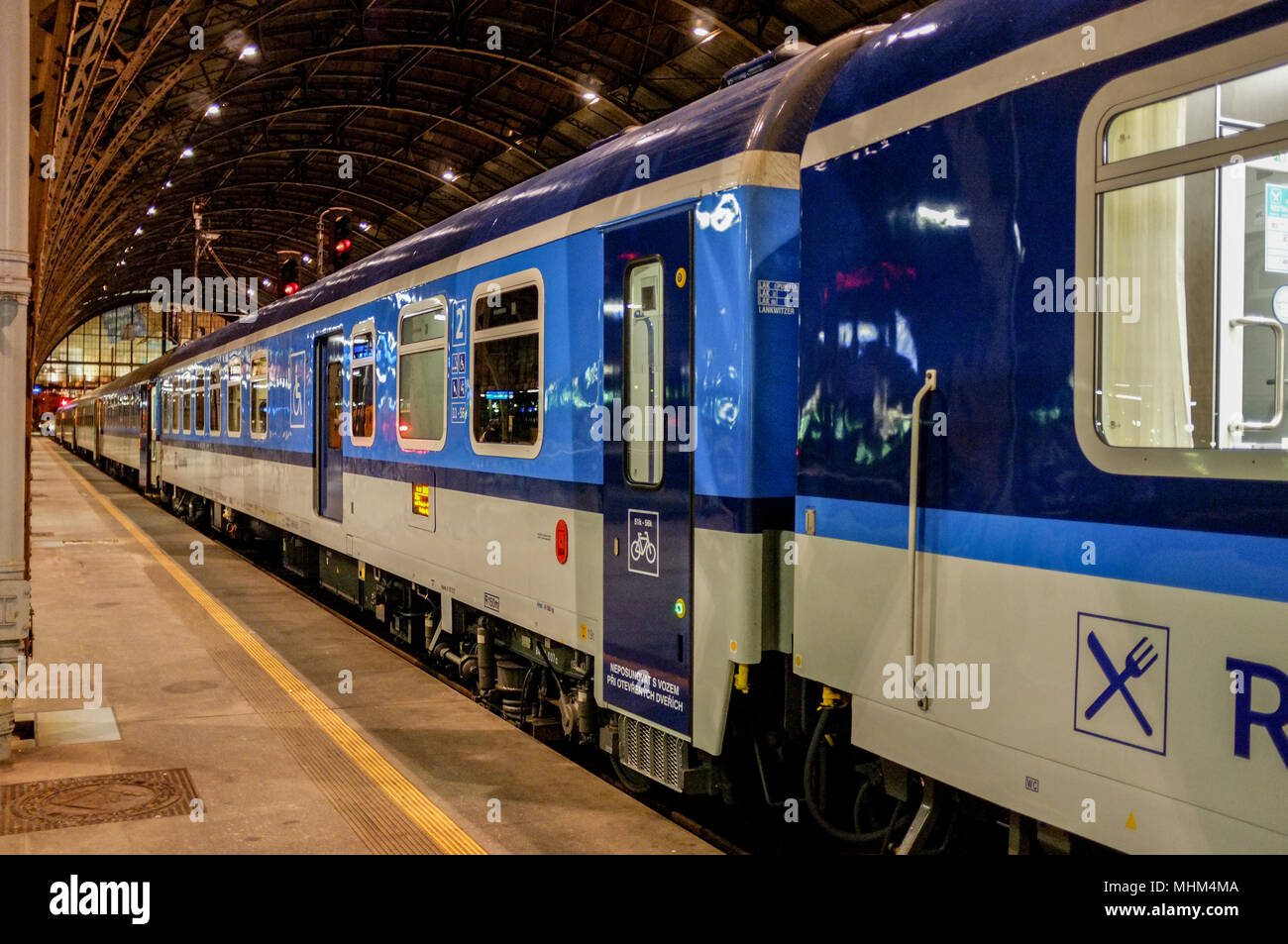 Praha Prag Hauptbahnhof (Hlavni Nadrazi). Bin Zugangsweg ein Zug der staatlichen Eisenbahngesellschaft Ceske drahy (CD) / Prag / Praha Hauptbahnhof (Hlavni Nadrazi), auf der Plattform ein Zug der staatlichen Eisenbahngesellschaft Ceske drahy (CD). Stockfoto