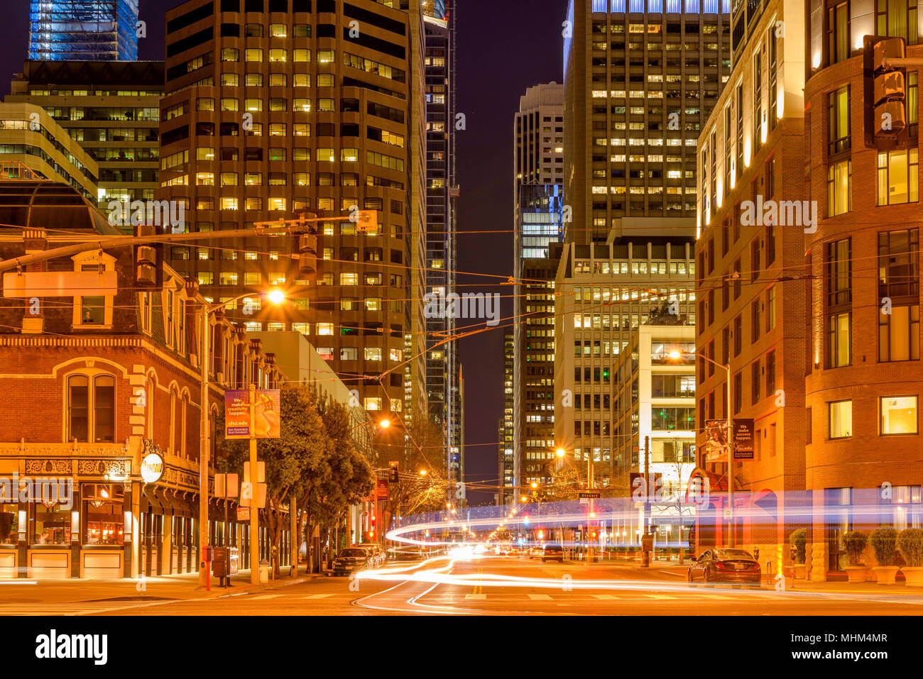 Nacht City Street - eine Nacht street view eines grossen Kreuzung im Financial District von San Francisco, Kalifornien, USA. Stockfoto