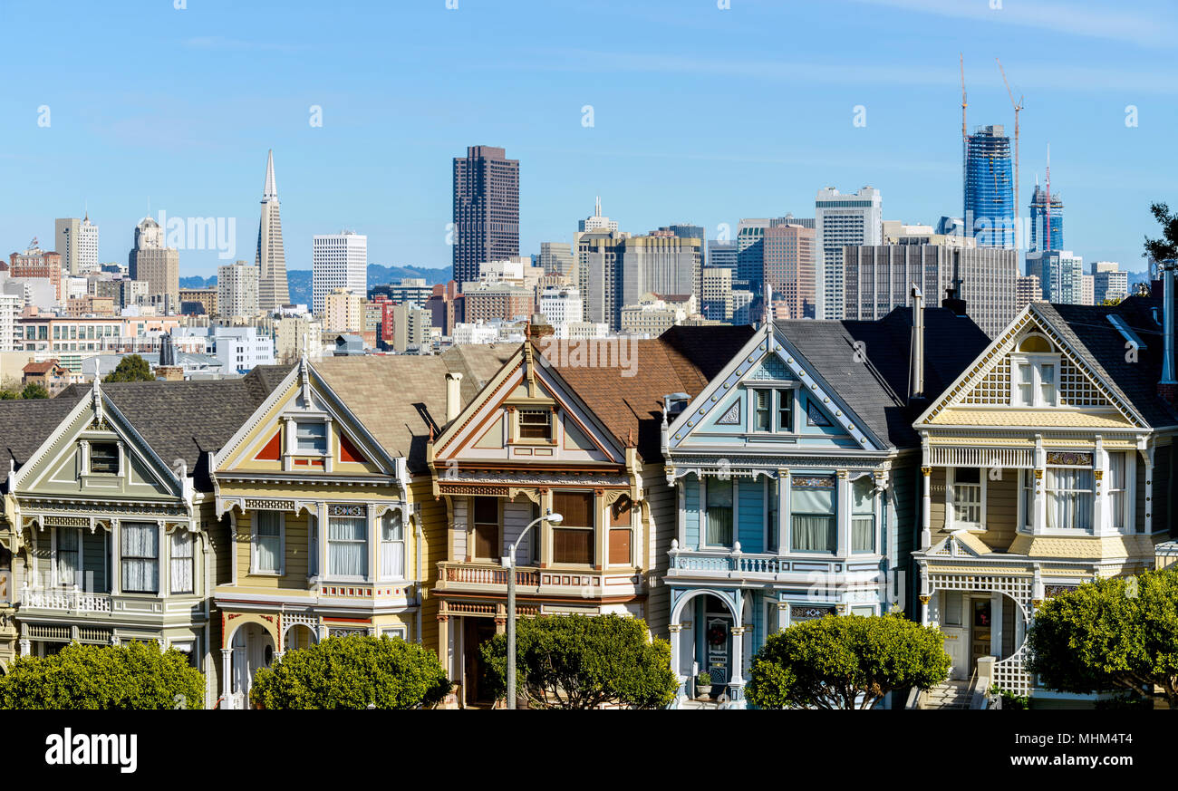 San Francisco's Painted Ladies - ein sonniger Wintertag Blick auf die Painted Ladies - eine Reihe von gut erhaltenen und bunten Viktorianischen Häusern, Kalifornien, USA Stockfoto