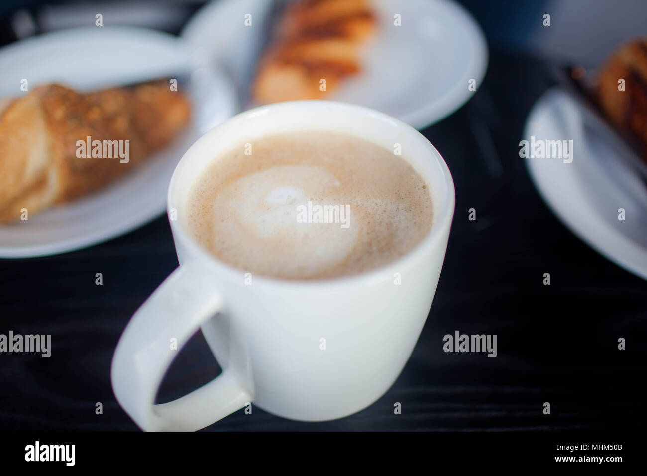 Tasse doppelter Espresso Kaffee mit Kuchen auf hölzernen Tisch. Nahaufnahme Stockfoto