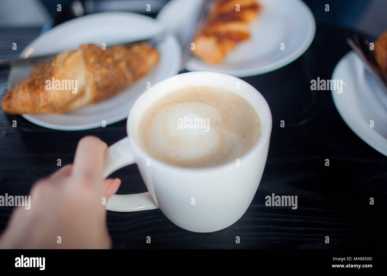 Tasse doppelter Espresso Kaffee mit Kuchen auf hölzernen Tisch. Nahaufnahme Stockfoto