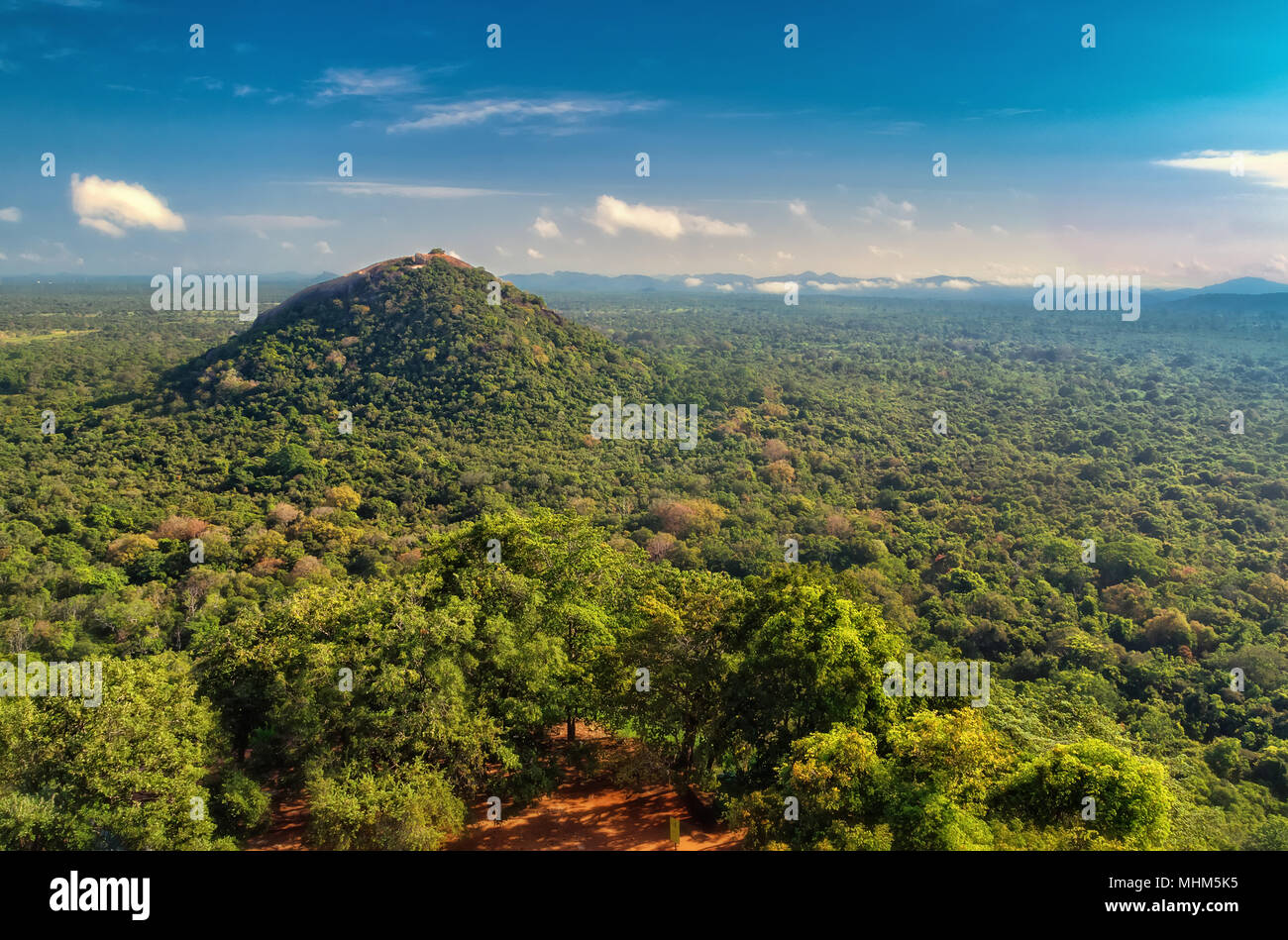Ein Berg in der Nähe von Sigiriya in Sri Lanka. Stockfoto