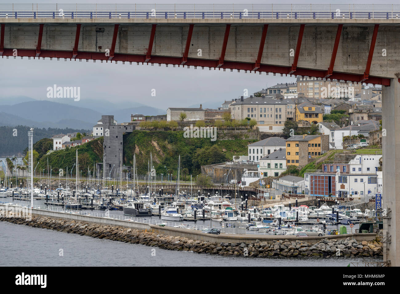Der Hafen von Ribadeo an der Mündung des Eo, Brücke, die verbindet die Regionen von Galicien und Asturien, im Norden Spaniens, Europa Stockfoto