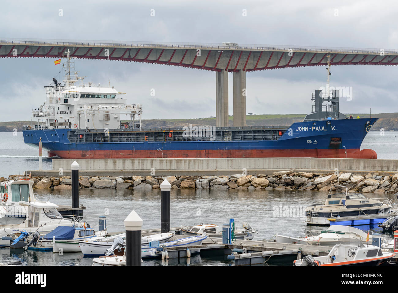 Der Hafen von Ribadeo an der Mündung des Eo, Brücke, die verbindet die Regionen von Galicien und Asturien, im Norden Spaniens, Europa Stockfoto