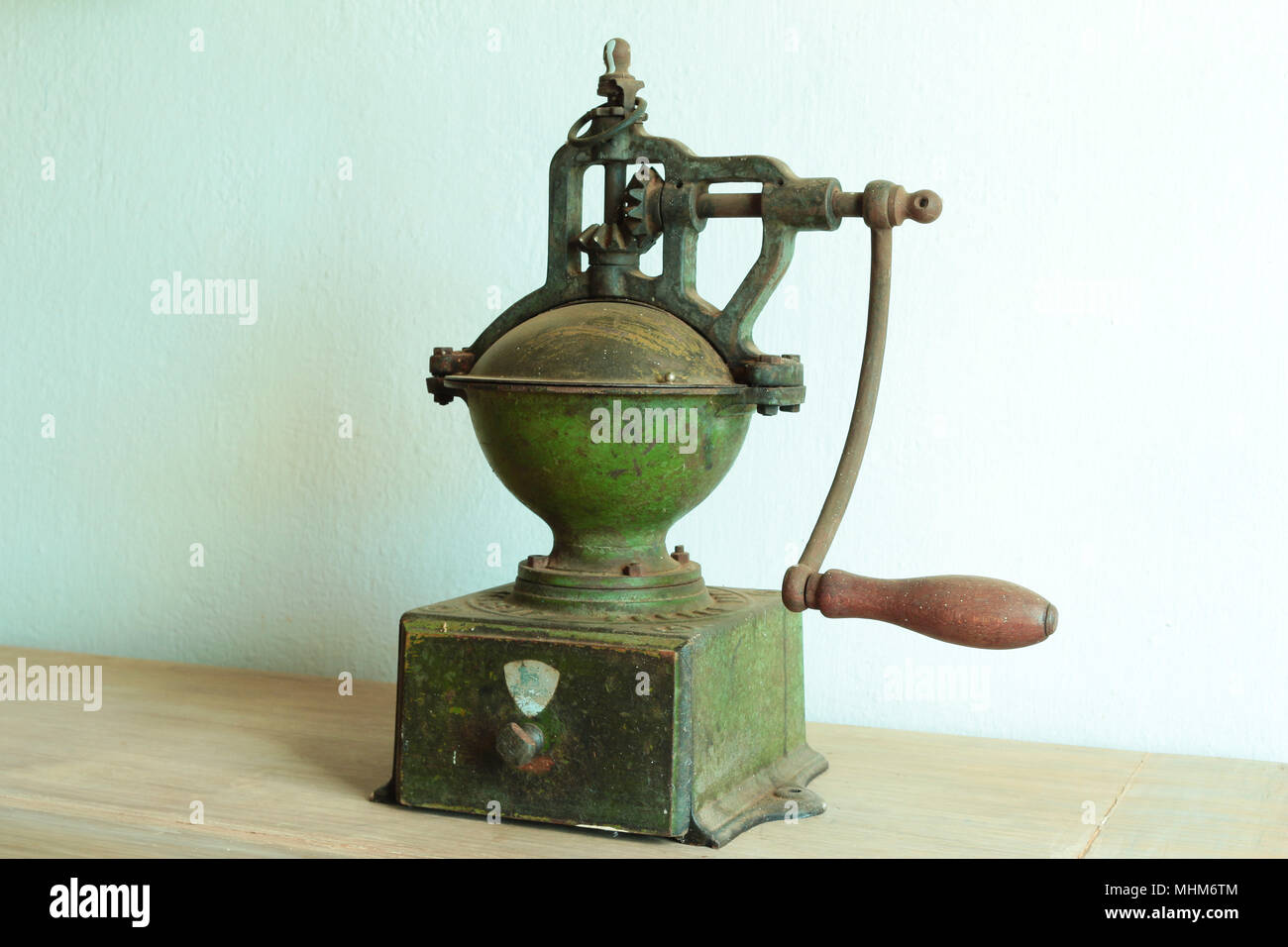 Alte Kaffeemühle aus Eisen Stockfotografie - Alamy