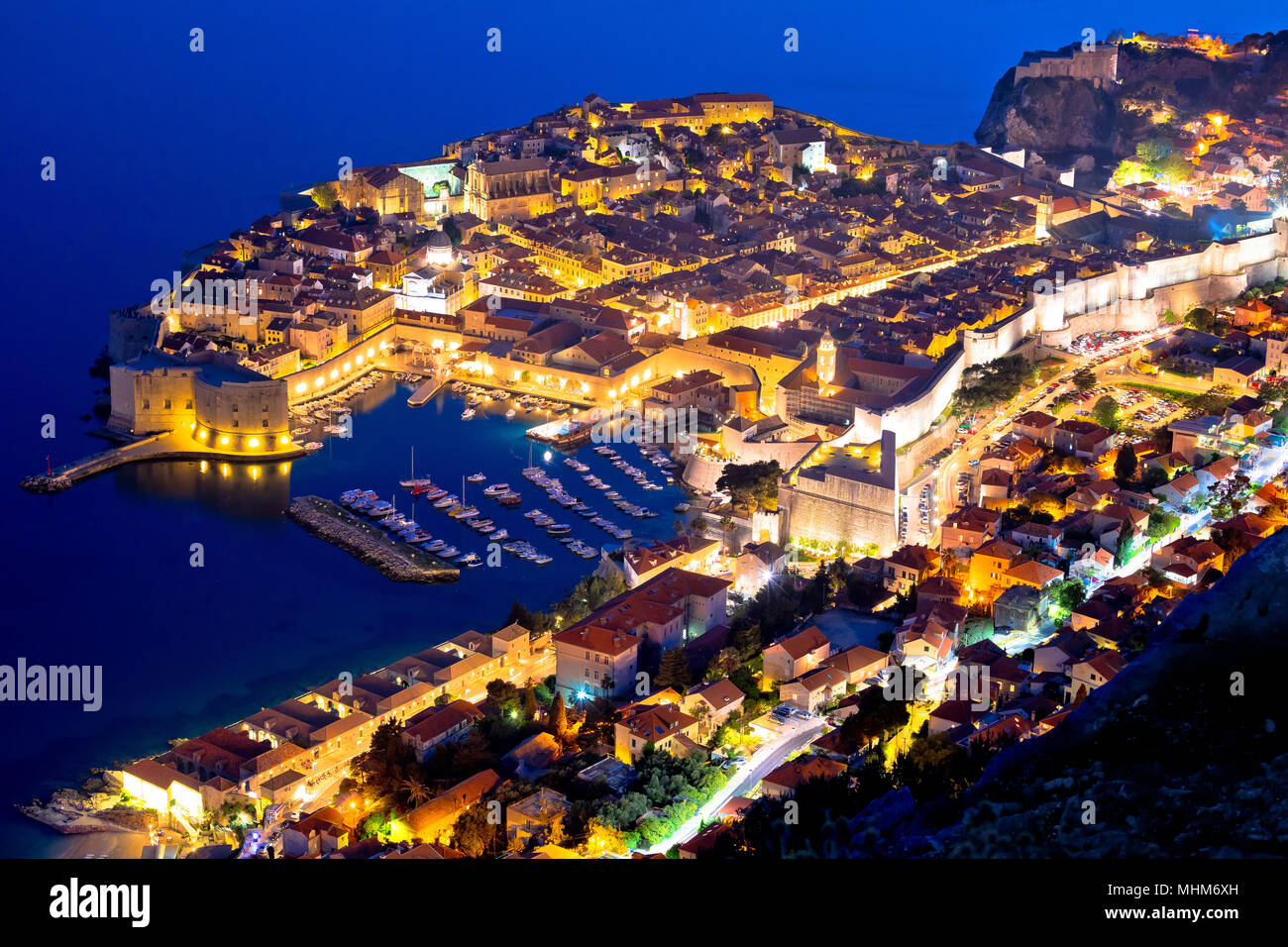 Historische Altstadt von Dubrovnik Antenne am Abend ansehen, Dalmatien Region von Kroatien Stockfoto