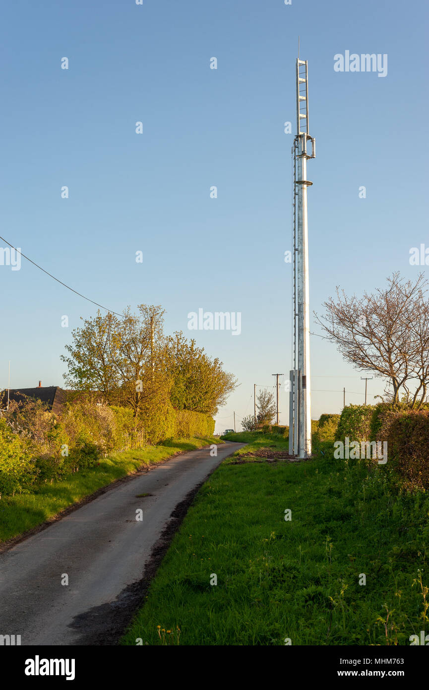 High speed ländlichen breiten Band teilweise abgeschlossen Mast, auf Charlton Hill, Shropshire zum 2. Mai 2018 installiert im Namen von Airband - Shropshire anschließen Stockfoto