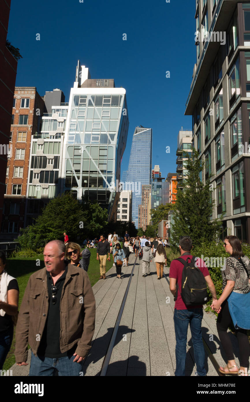 Die High Line ist ein öffentlicher Park auf einem historischen Freight rail line gebaut erhöht über der Straße in die West Side von Manhattan. Es läuft von gansevoort Stre Stockfoto