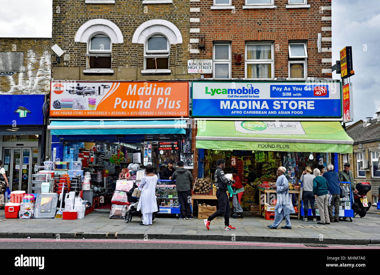 Geschäfte mit Leuten vorbei Kingsland High Street Kanzleien, E8 England Großbritannien UK Stockfoto