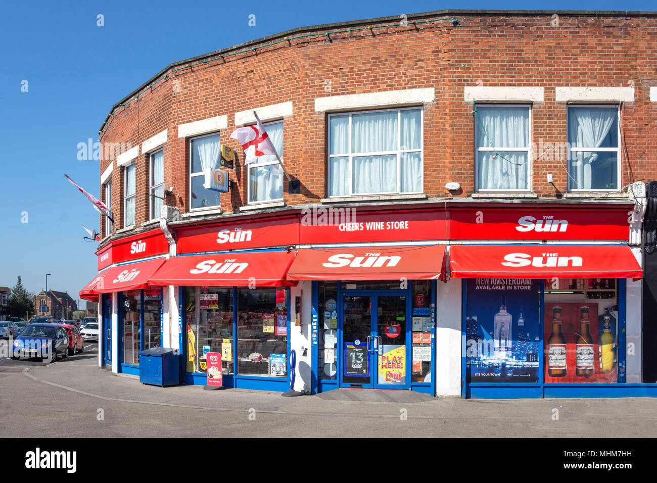 Cheers Vinothek & Zeitschriftenhandel, Station Ansatz, Ashford, Surrey, England, Vereinigtes Königreich Stockfoto