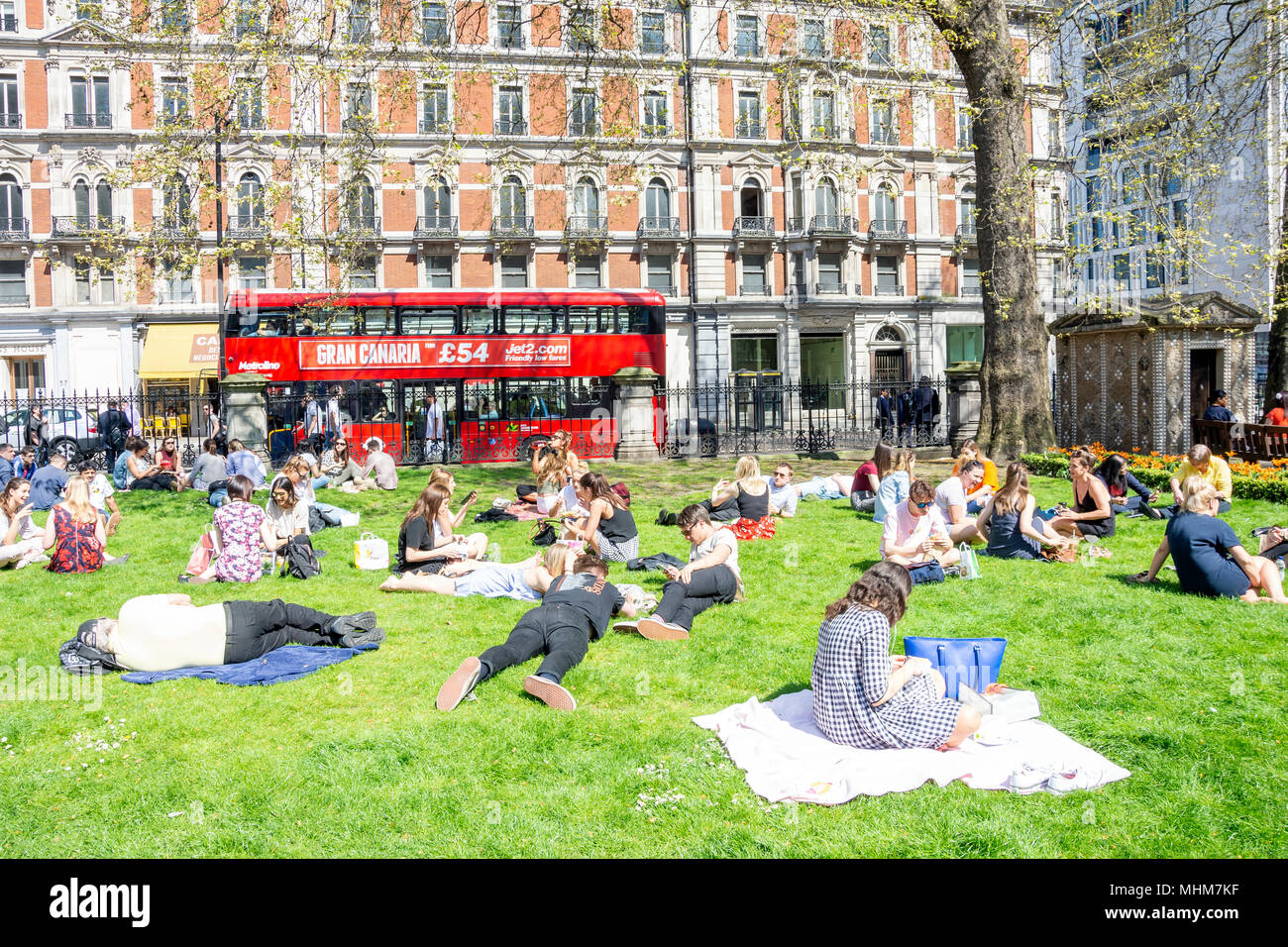 Untere Grosvenor Gardens, Grosvenor Place, Belgravia, Westminster, London, England, Vereinigtes Königreich Stockfoto