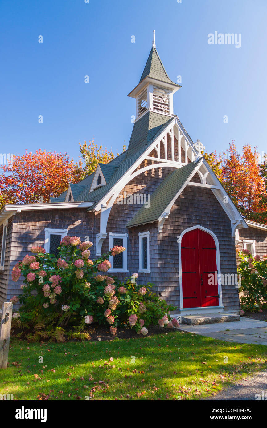 Herbstfarbe an Landkirche oder Kapelle auf Bailey Insel, in der Nähe von Makrelen Bucht, auf der atlantischen Küste von Maine. Stockfoto