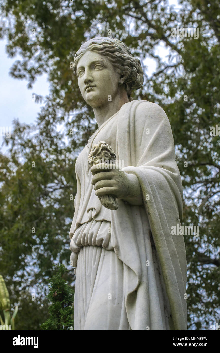Besuchen Sie das historische New Bern, North Carolina und die Geschichte der Süden lernen. Statuen im Garten, Kanonen auf dem Perimeter. Es ist ein Schritt zurück in der Zeit Stockfoto