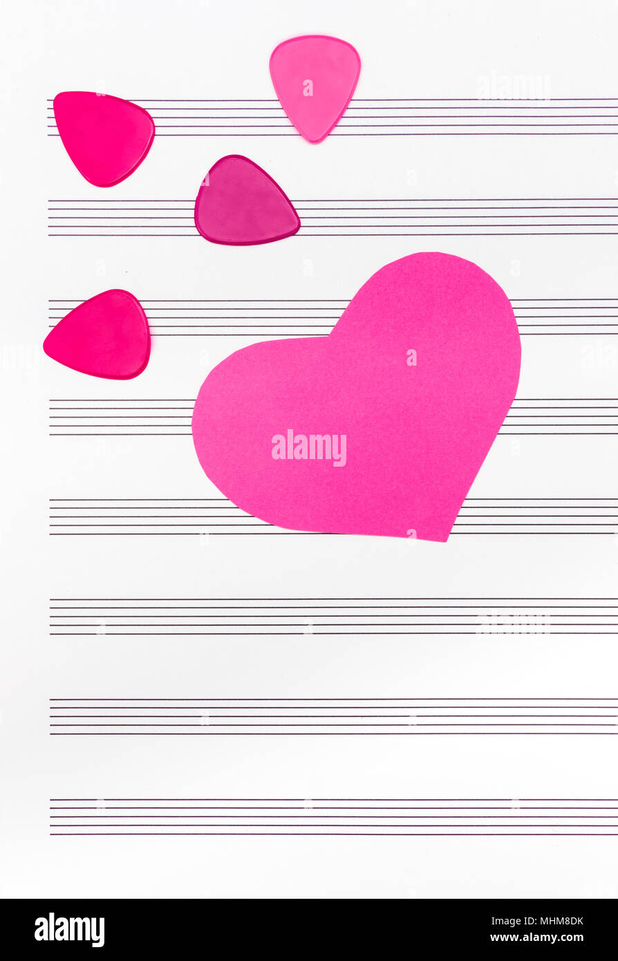Rosa Herz und Plektren auf leeres Blatt Papier. Romantische Musik Konzept. Stockfoto