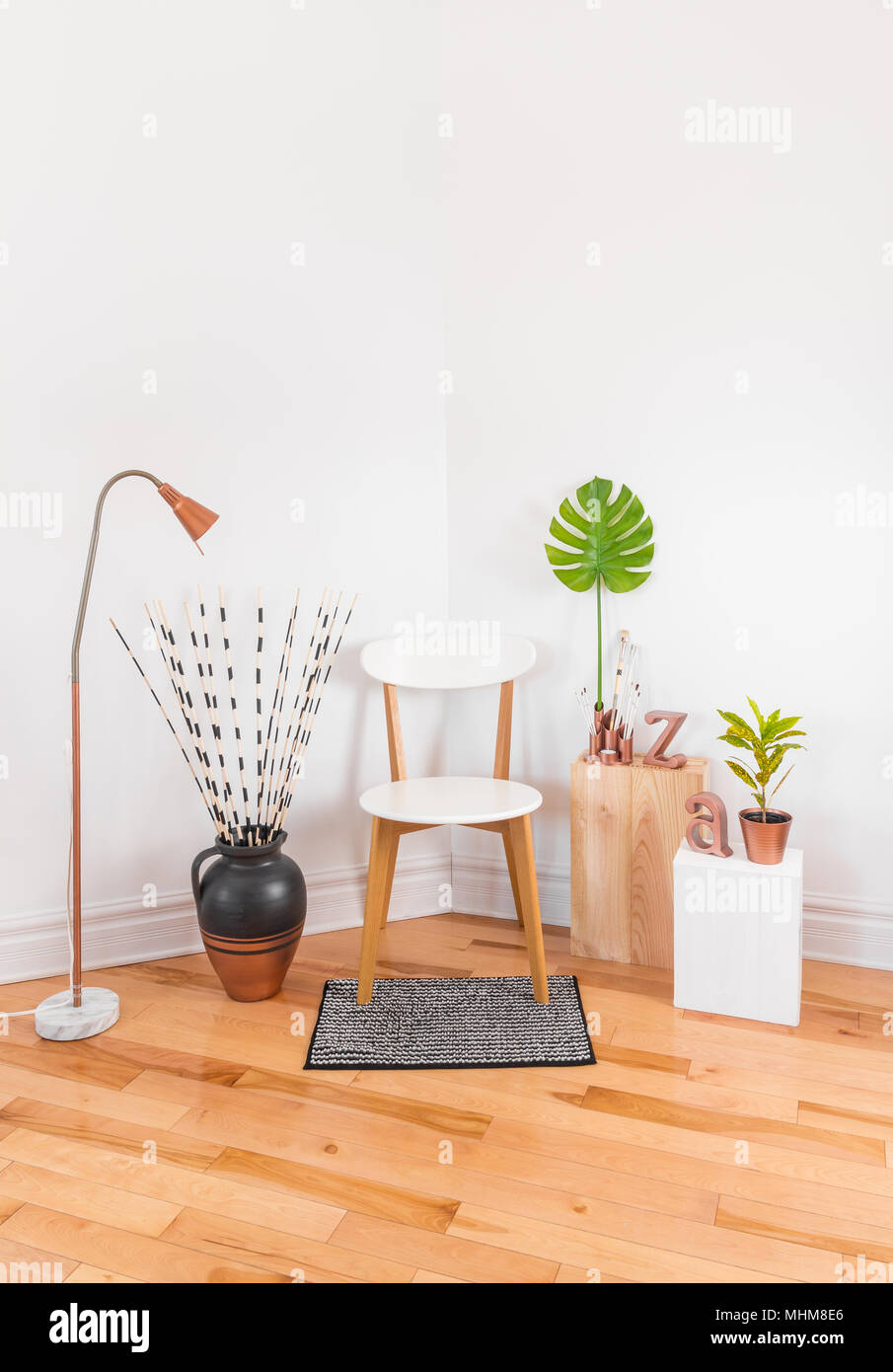 Neue, moderne Zimmer mit stilvoller Einrichtung und grünen Pflanzen. Stockfoto