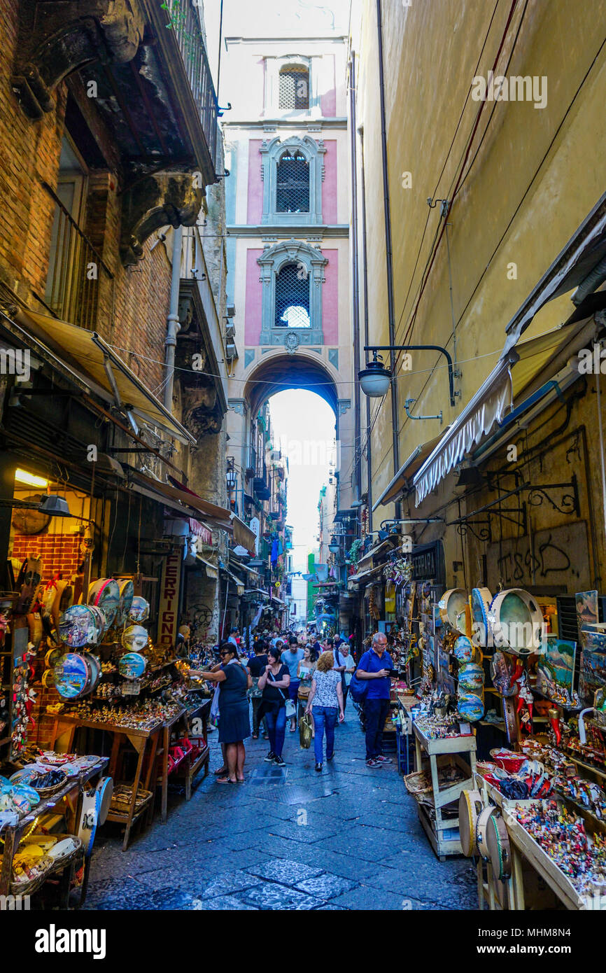 Die Via San Gregorio Armeno in Neapel, Kampanien Italien Stockfoto