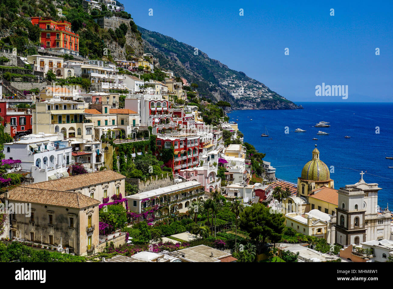 Blick auf Positano, Italien Von oben mit Blick auf die Amalfiküste und Chiesa di Santa Maria Assunta Stockfoto