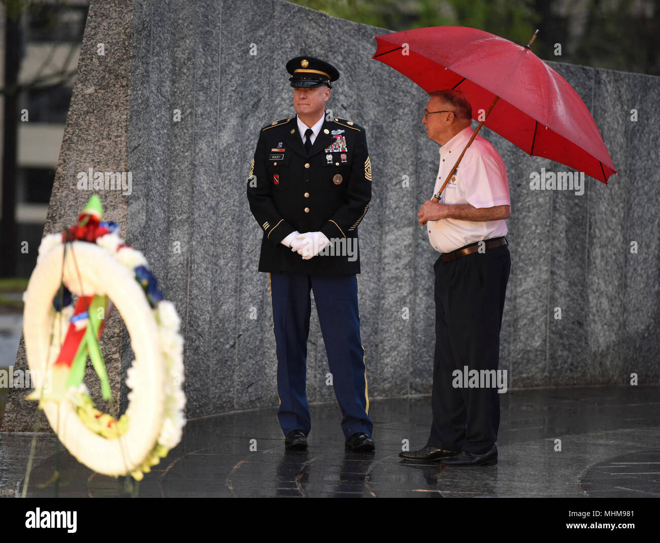 Little Rock, Arche: - Arkansas National Guard älterer Soldat Führer, Command Sergeant Major Steven Veazey und Bob Davis, mit dem Distinguished Flying Cross Gesellschaft, Eaker Kapitel, sprechen an der Arkansas Vietnam Veterans' Memorial auf dem Gelände des Arkansas State Capitol, Donnerstag, März 28, 2018, bevor ein Arkansas Abteilung der Veteran-Angelegenheiten Kranzniederlegung Zeremonie. Die Zeremonie geehrt SGT Willie Pippins Sr. (Little Rock, AR) und SPC Glennon Marcussen (Monticello, AR). Beide Pippins" und marcussen Die Namen sind auch auf das Vietnam Memorial in Washington DC. (U.S. Army National Guard Stockfoto