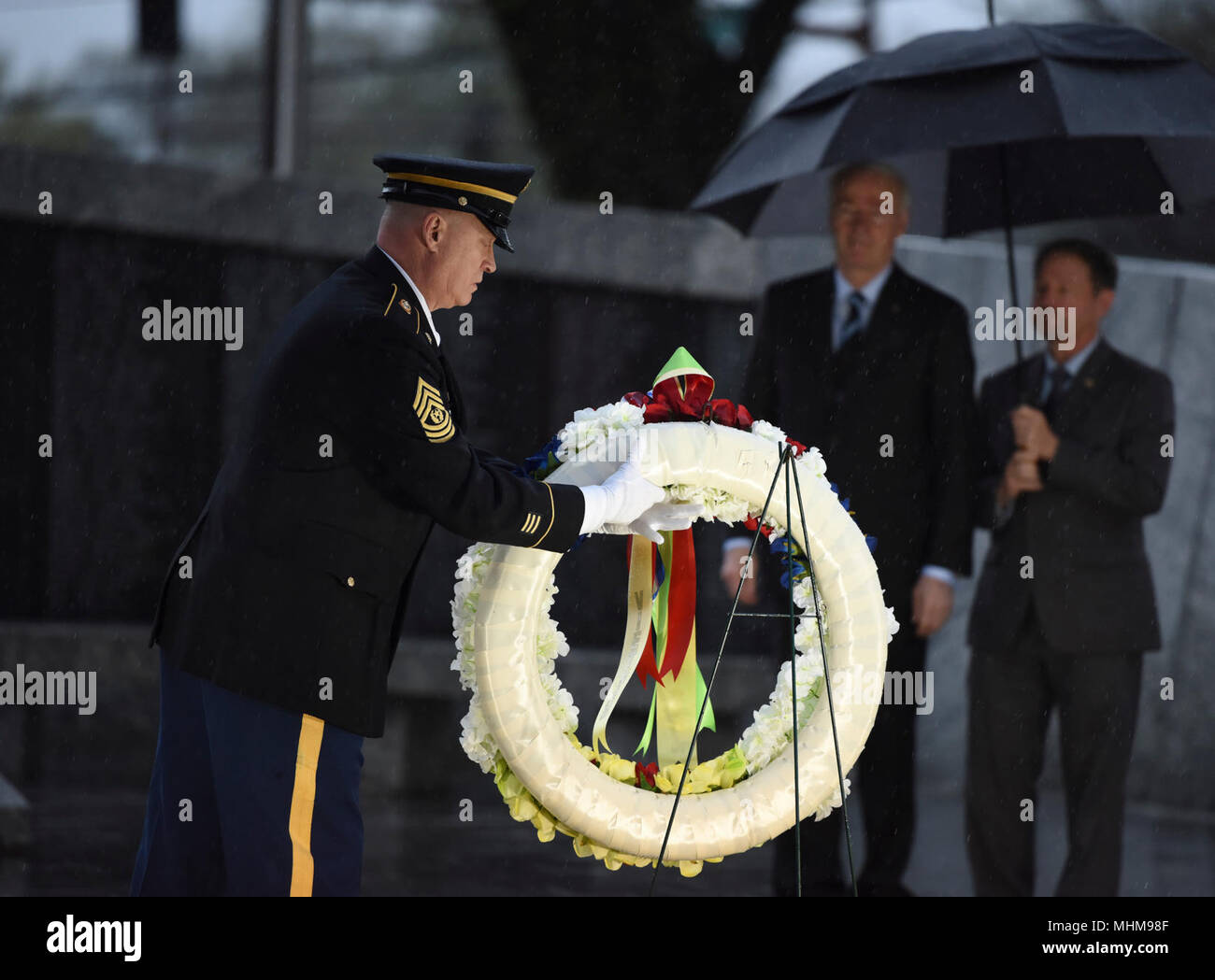 Little Rock, Arche: - Arkansas National Guard älterer Soldat Führer, Command Sergeant Major Steven Veazey Orte einen Kranz an der Arkansas Vietnam Veterans' Memorial auf dem Gelände des Arkansas State Capitol, Donnerstag, März 28, 2018, während einer Arkansas Abteilung der Veterans Affairs Kranzniederlegung Zeremonie. Die Zeremonie geehrt SGT Willie Pippins Sr. (Little Rock, AR) und SPC Glennon Marcussen (Monticello, AR). Beide Pippins" und marcussen Die Namen sind auch auf das Vietnam Memorial in Washington DC. (U.S. Army National Guard Stockfoto