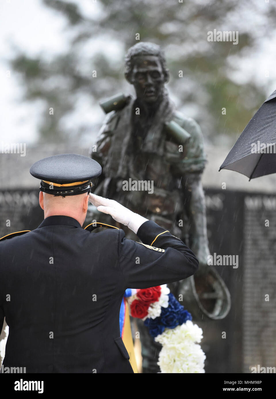 Little Rock, Arche: - Arkansas National Guard älterer Soldat Führer, Command Sergeant Major Steven Veazey begrüßt während einer Arkansas Abteilung der Veterans Affairs Kranzniederlegung Donnerstag, März 28, 2018, bei den Vietnam Veteranen' Memorial auf dem Gelände des Arkansas State Capitol. Die Zeremonie geehrt SGT Willie Pippins Sr. (Little Rock, AR) und SPC Glennon Marcussen (Monticello, AR). Beide Pippins" und marcussen Die Namen sind auch auf das Vietnam Memorial in Washington DC. (U.S. Army National Guard Stockfoto