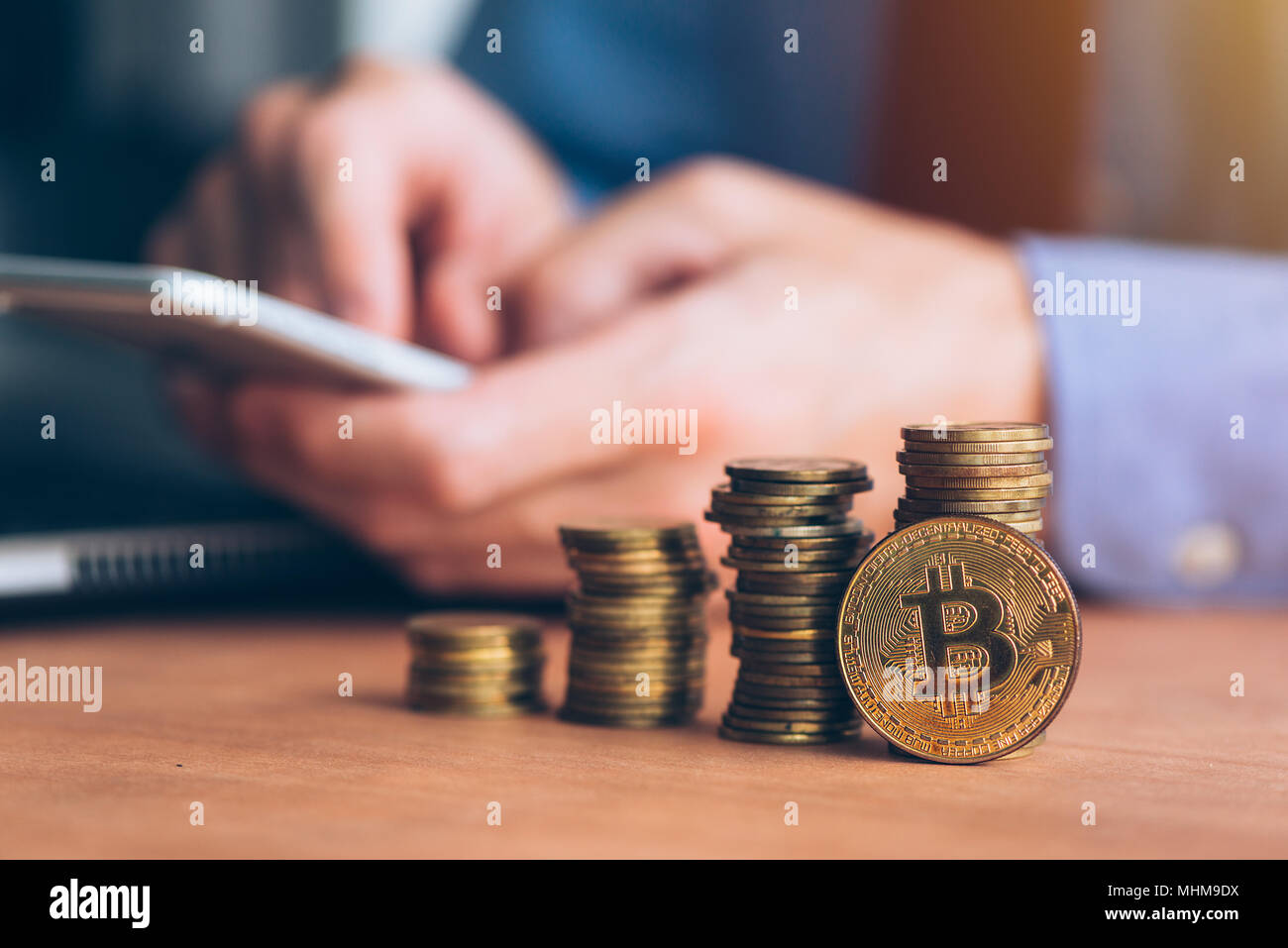 Bitcoin cryptocurrency Trader, Business mit moderner Technologie elektronische mit crypto Geld Handel person, Münzen im Vordergrund und definitiv gestapelt Stockfoto