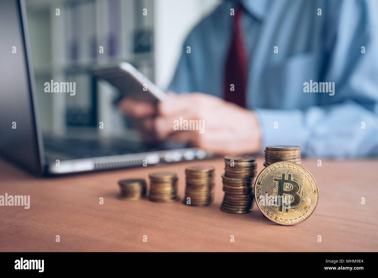 Bitcoin cryptocurrency Trader, Business mit moderner Technologie elektronische mit crypto Geld Handel person, Münzen im Vordergrund und definitiv gestapelt Stockfoto