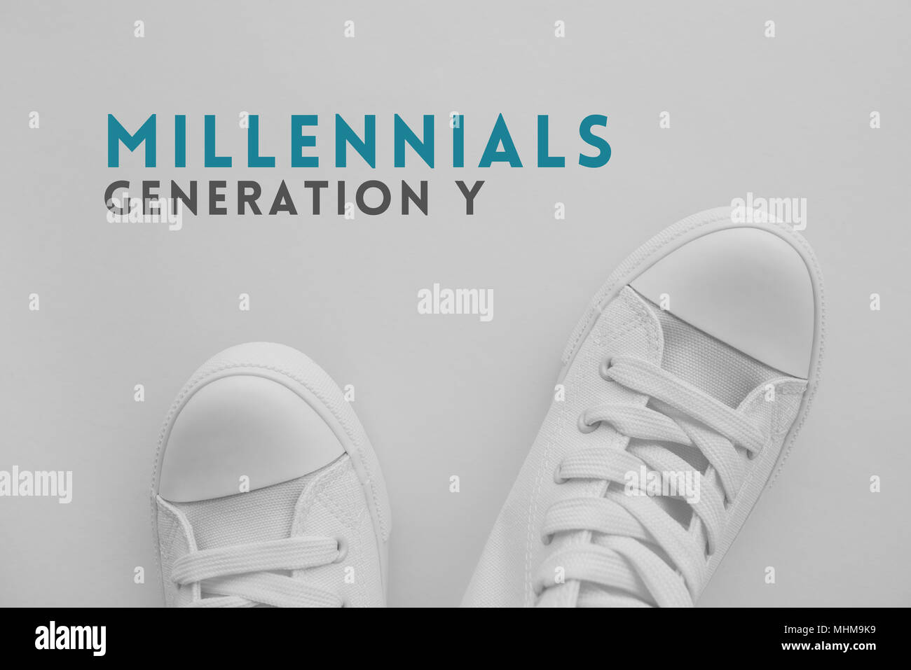Millennials oder Generation Y, konzeptionelle Bild mit Jugend lifestyle Typ sneakers von oben Stockfoto