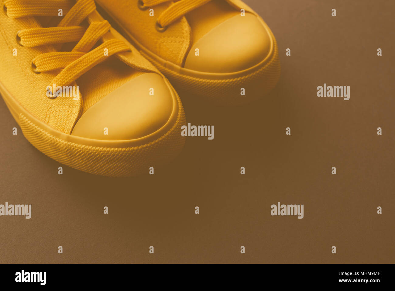 Marke neue gelbe Sneakers auf den Boden, Retro getönten Jugend lifestyle Schuhe Konzept mit Kopie Raum Stockfoto