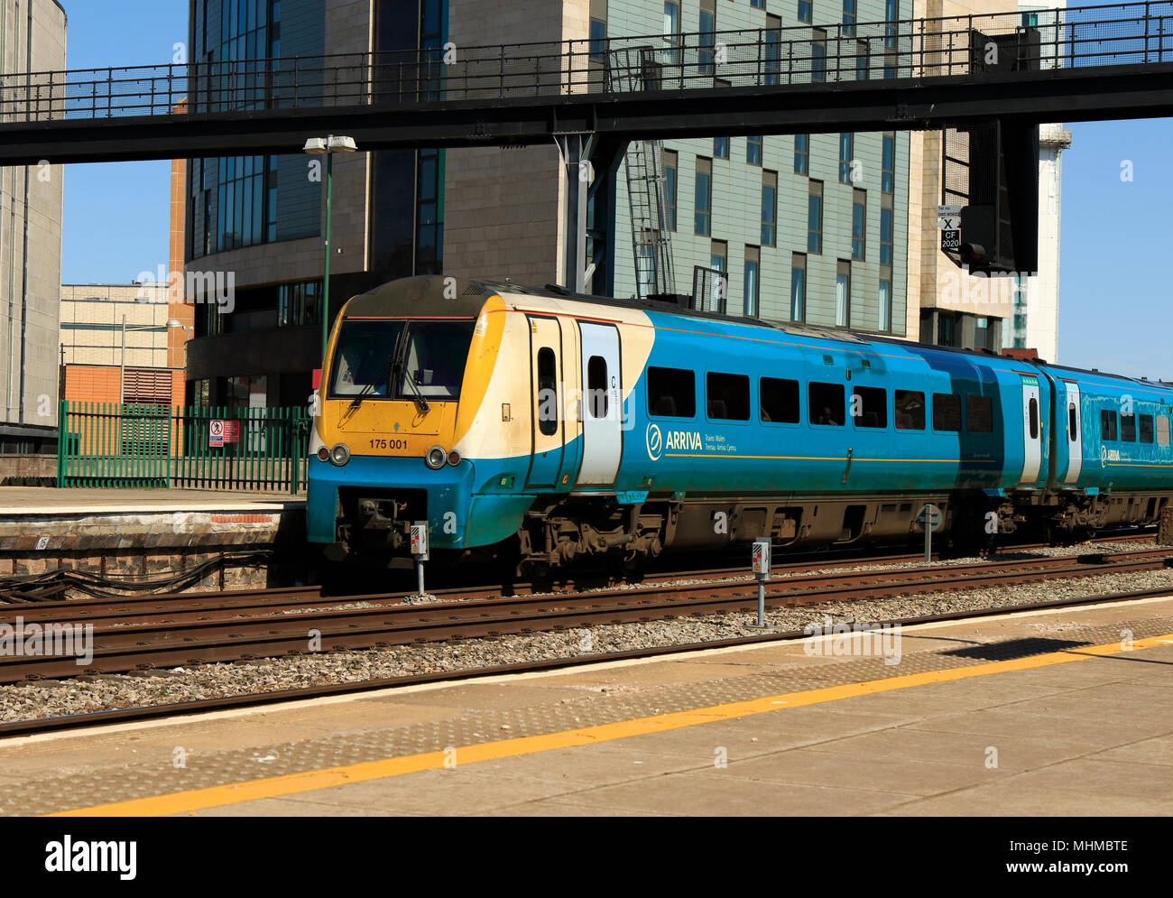 Arriva Trains Wales Class 175 175001 Abfahrt Hauptbahnhof Cardiff, South Wales. Stockfoto