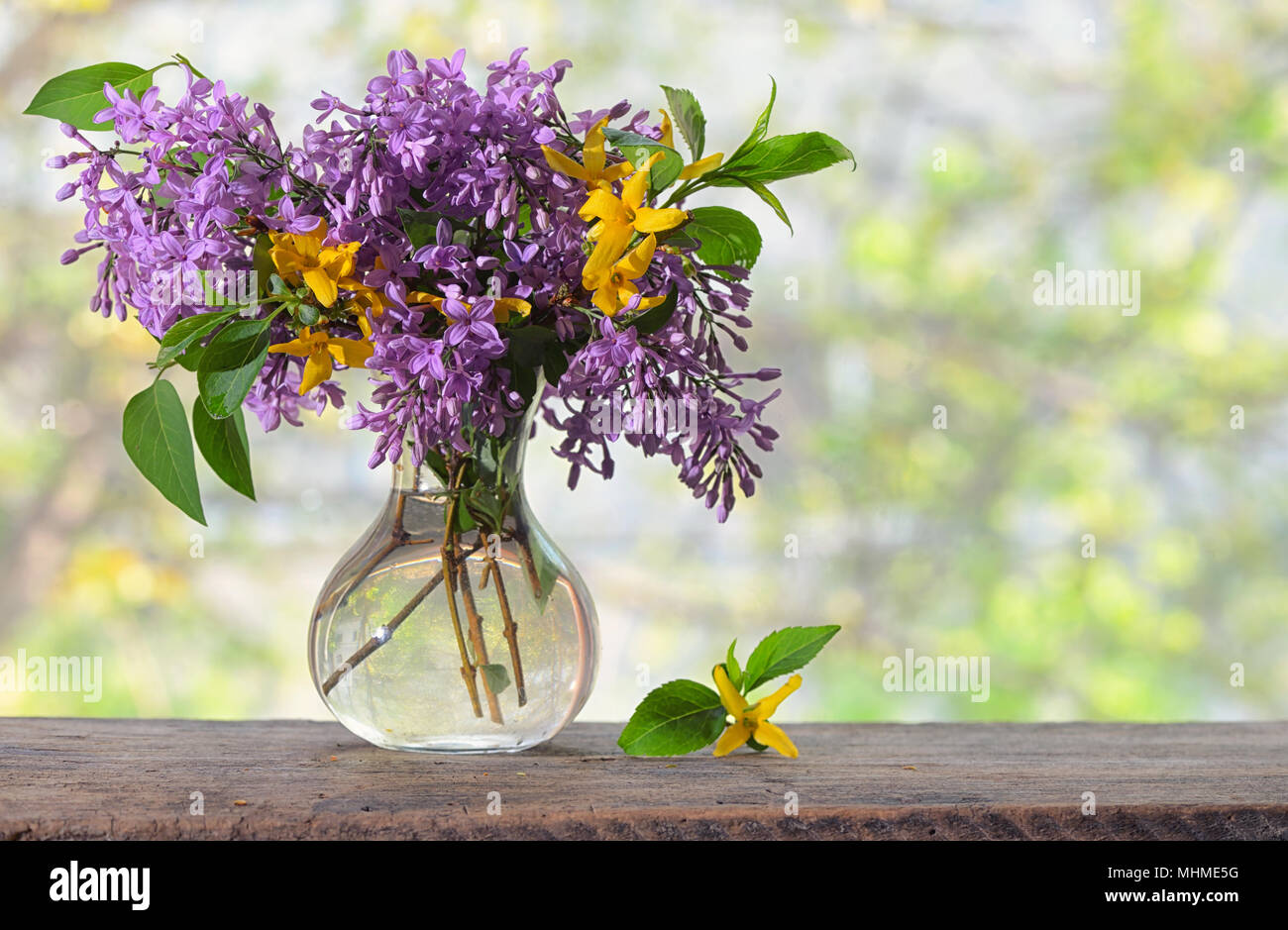 Spring Lilac Bouquet auf dem hölzernen Tisch Stockfoto