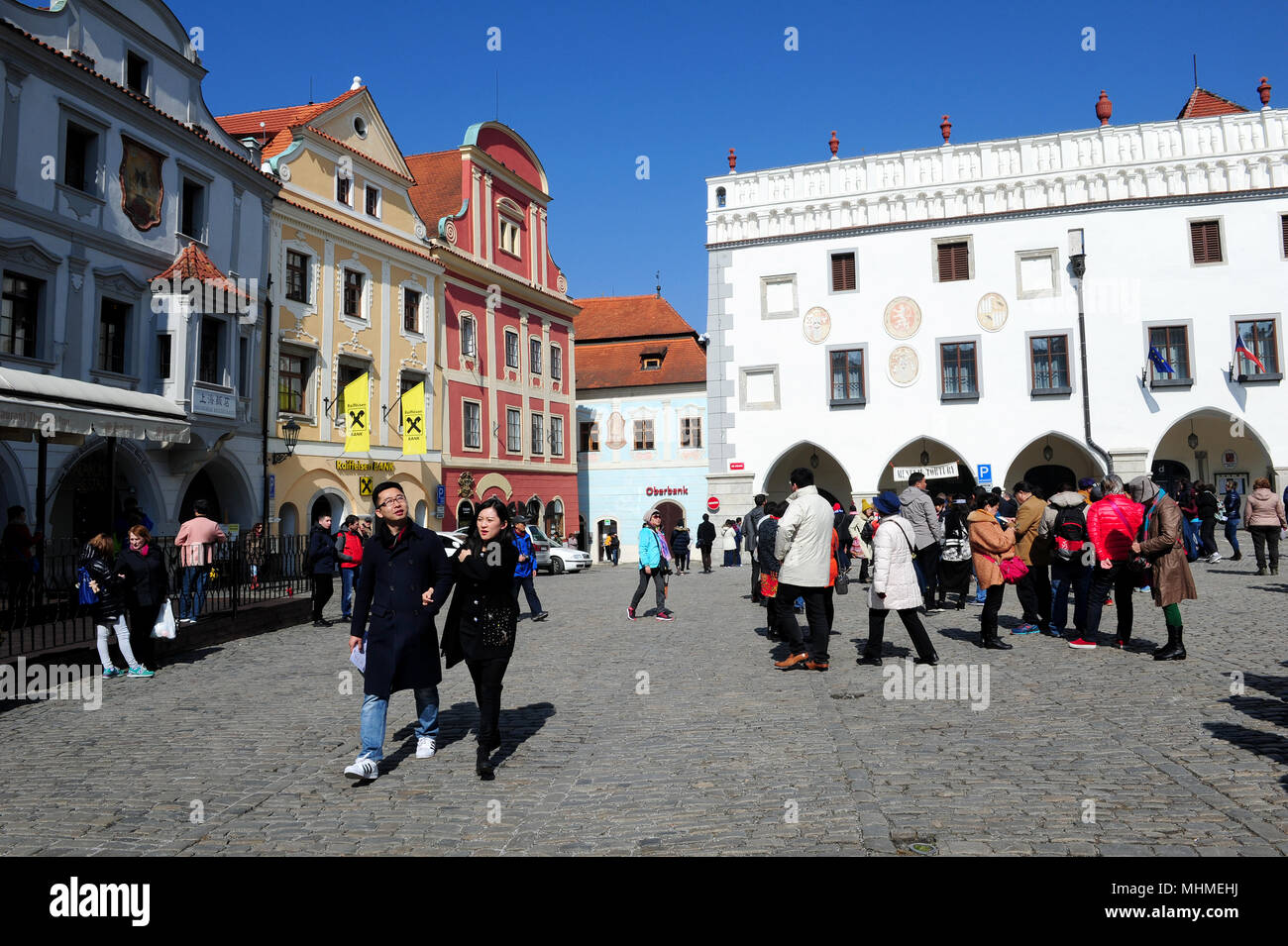 Besucher treffen am Stadtplatz Svornosti (Marktplatz) in Cesky Krumlov. Der viereckige Form, die Verteilung der Häuser auf die Seite und die Art und Weise, wie Sie e Stockfoto