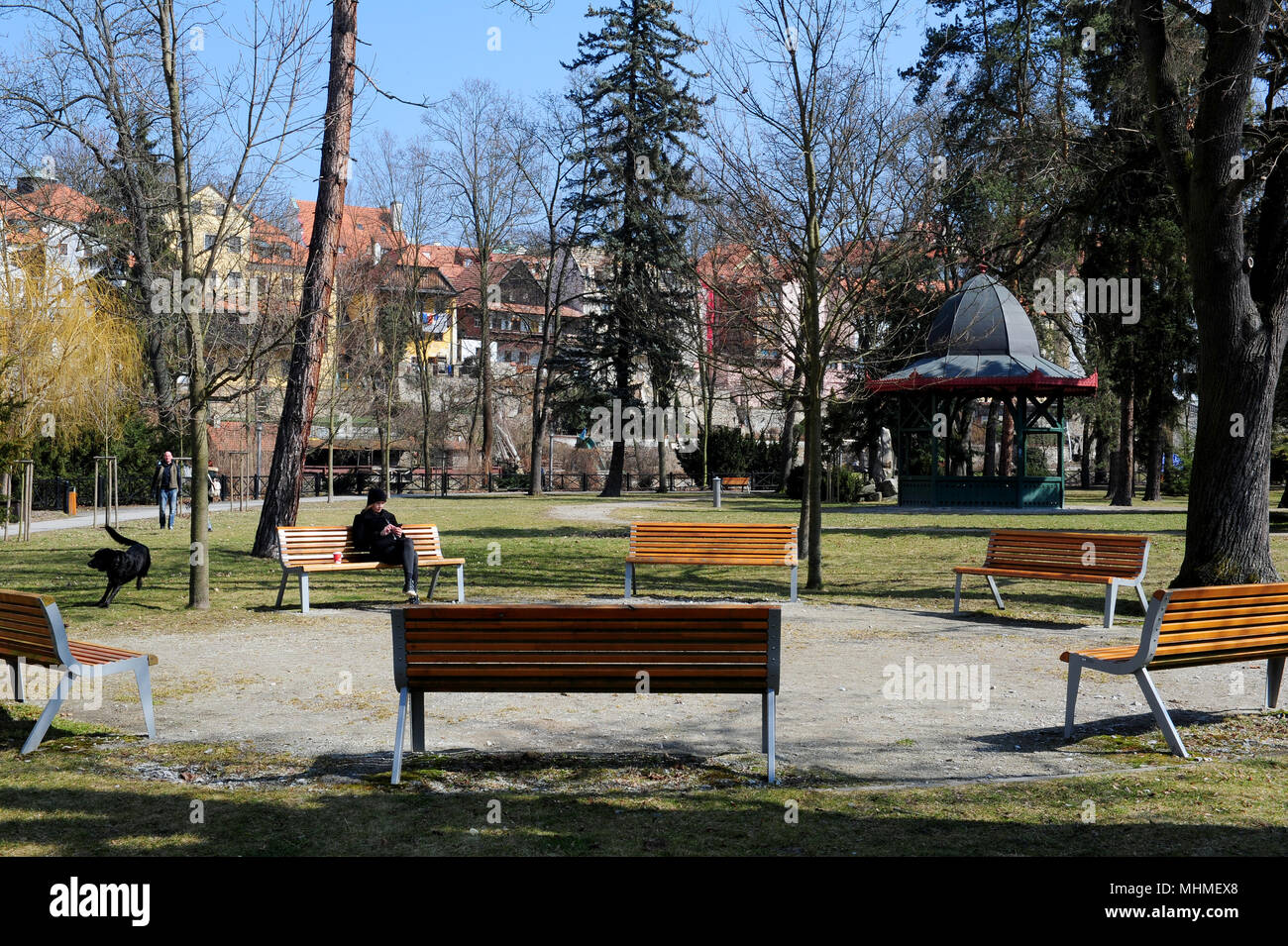 Kommunale von Cesky Krumlov Park entlang der Moldau. Stockfoto