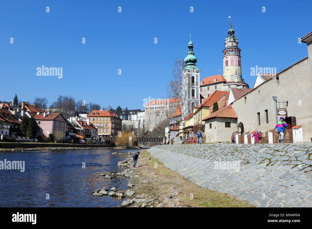 Kinder spielen durch die Moldau in Cesky Krumlov, Tschechische Republik Stockfoto