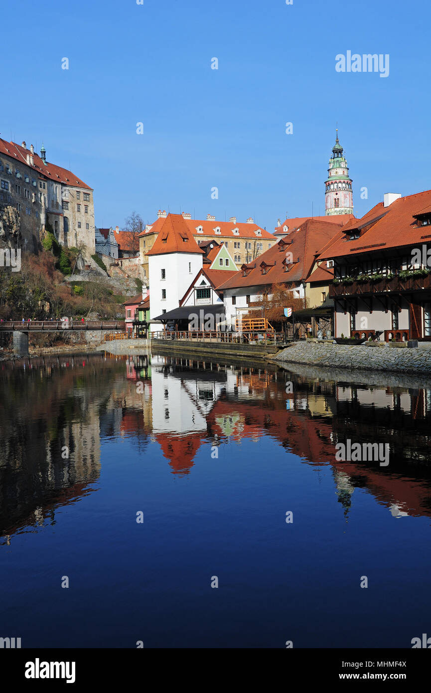 Die Moldau, in der Nähe vom Zentrum von Cesky Krumlov fließt. Die Moldau ist der längste Fluss in der Tschechischen Republik, der Südosten entlang der Bohemi Stockfoto