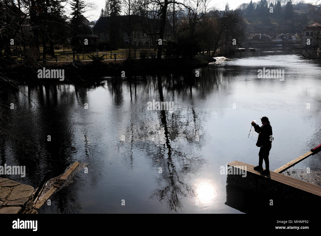 Eine Frau, die Fotos von der Moldau in Cesky Krumlov, Tschechische Republik Stockfoto