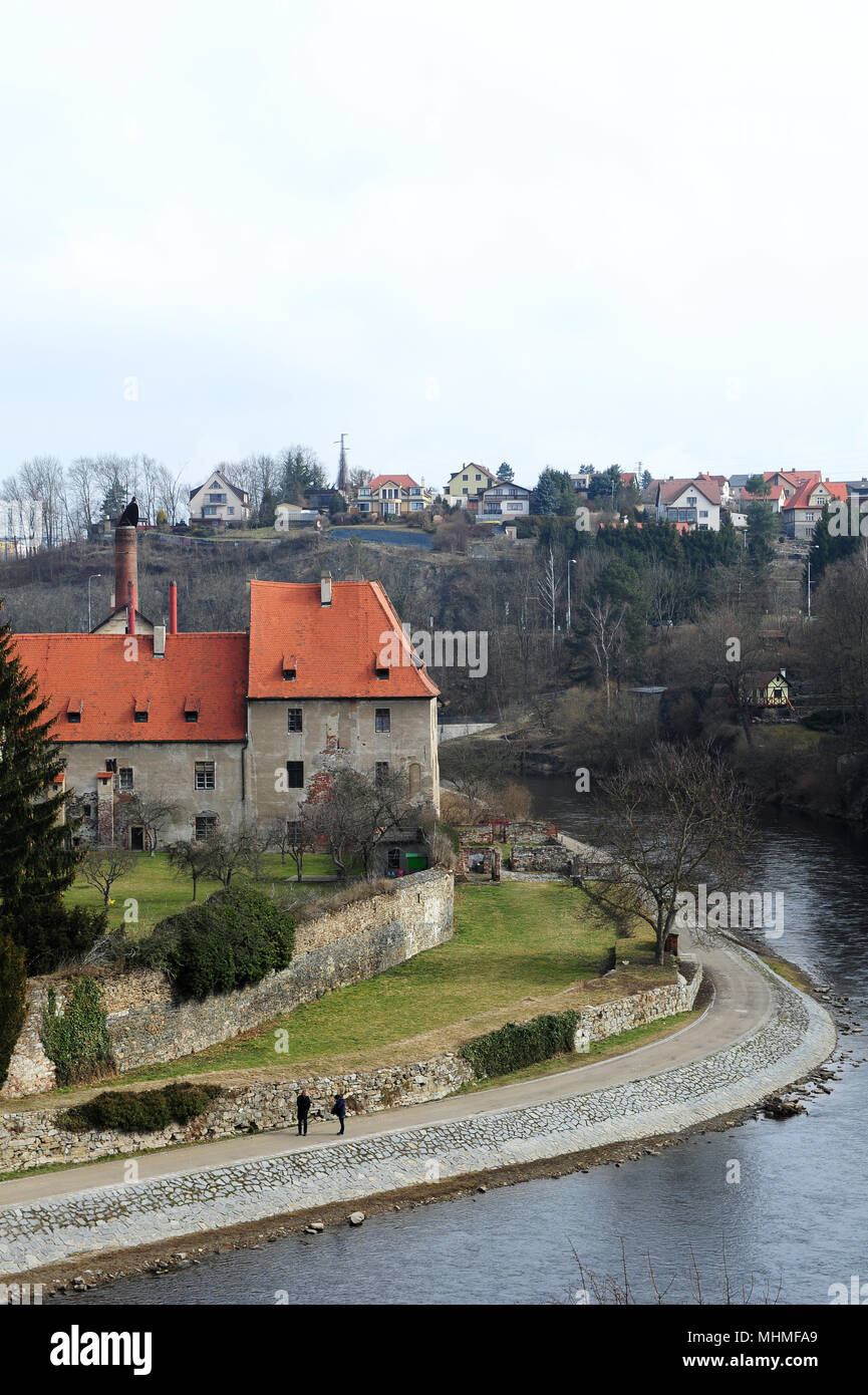 Die Moldau durch das historische Zentrum von Cesky Krumlov Stockfoto