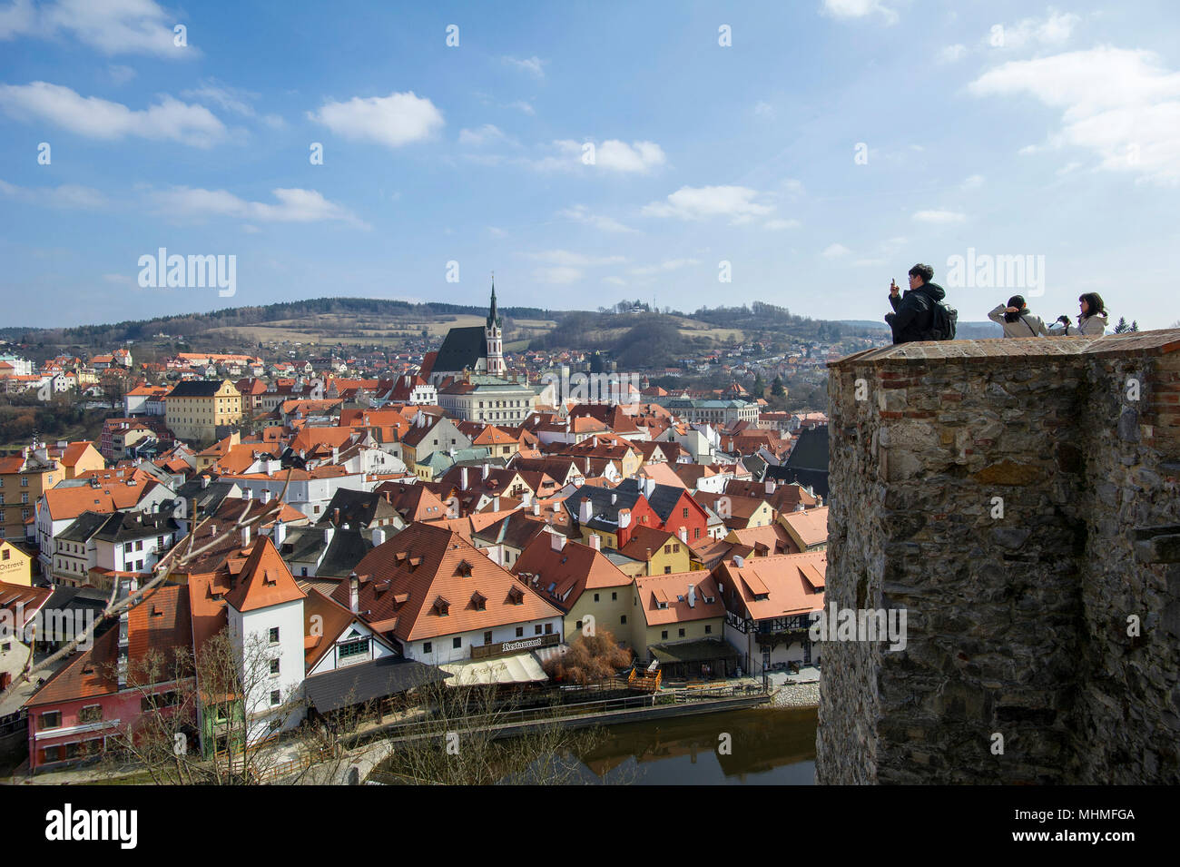 Touristen, die mobile Bilder von Cesky Krumlov, Tschechische Republik, von der Aussichtsplattform auf der Burg der Stadt. Stockfoto