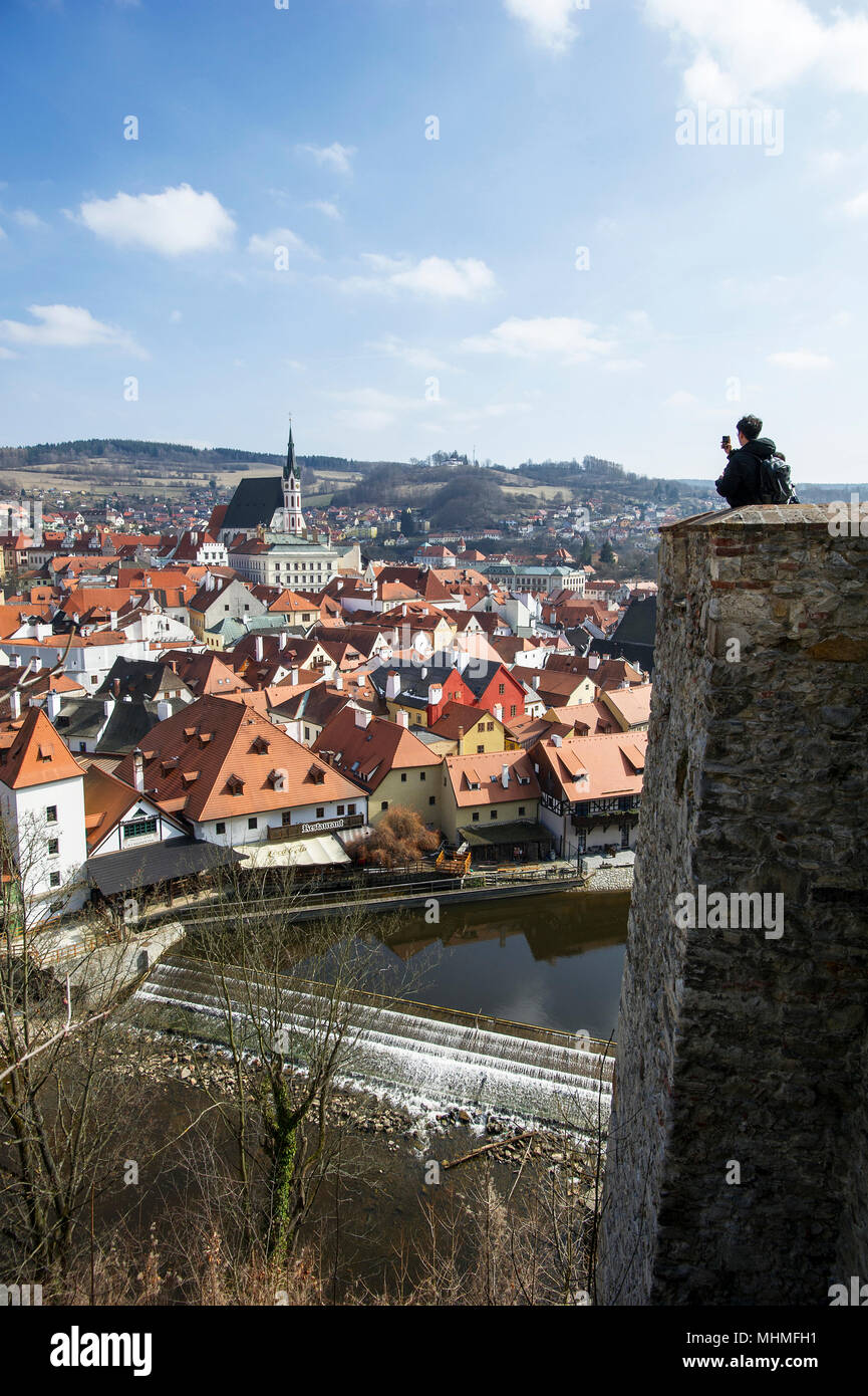 Touristen unter soouvenir Bilder von Cesky Krumlov von der Aussichtsplattform auf der Burg der Stadt. Stockfoto