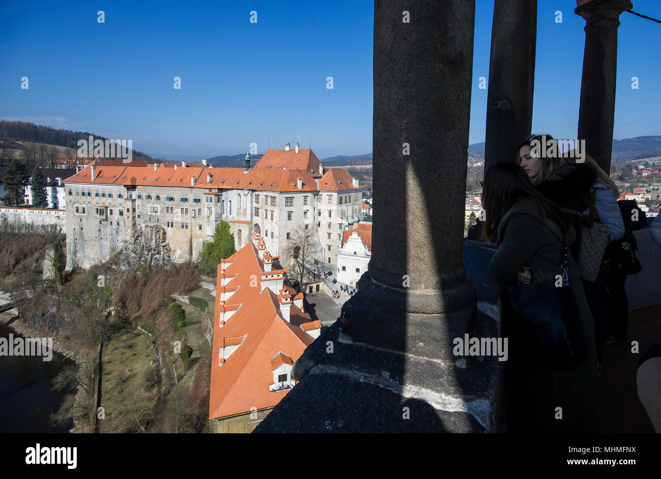 Cesky Krumlov, Tschechische Republik - Besucher mit Blick auf's Schloss Cesky Krumlov komplexe vom Turm des Schlosses Stockfoto