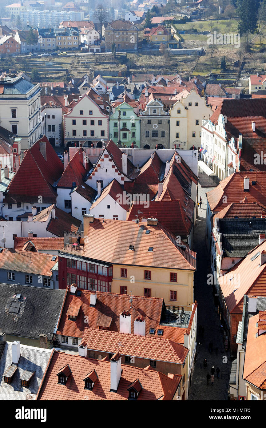 Typische Häuser von Cesky Krumlov, Tschechische Republik, von der Burg der Stadt gesehen. Im Hintergrund, der Hauptplatz der Stadt gesehen werden kann. Stockfoto