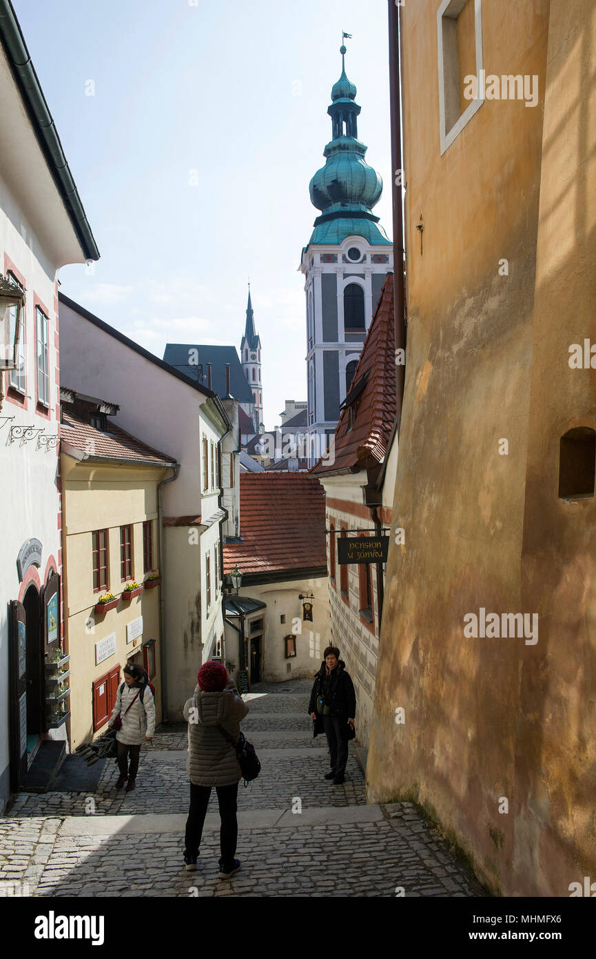 Touristen nehmen Erinnerungsfotos auf den Stufen zum Schloss von Cesky Krumlov, Tschechische Republik Stockfoto