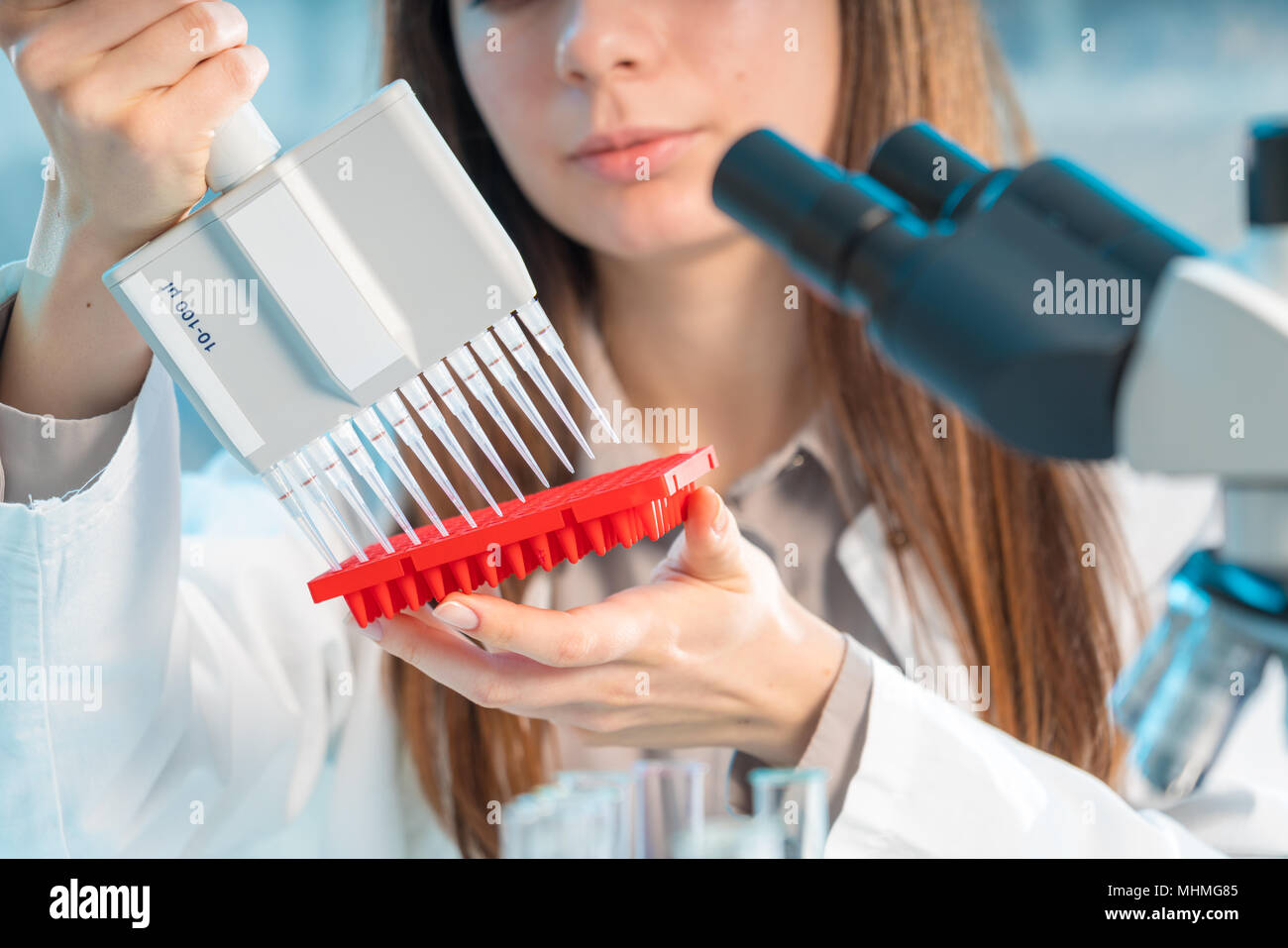 Mikrobiologische Labor Wissenschaftler Frau mit Multi-channel-Pipette, DNA Test Stockfoto
