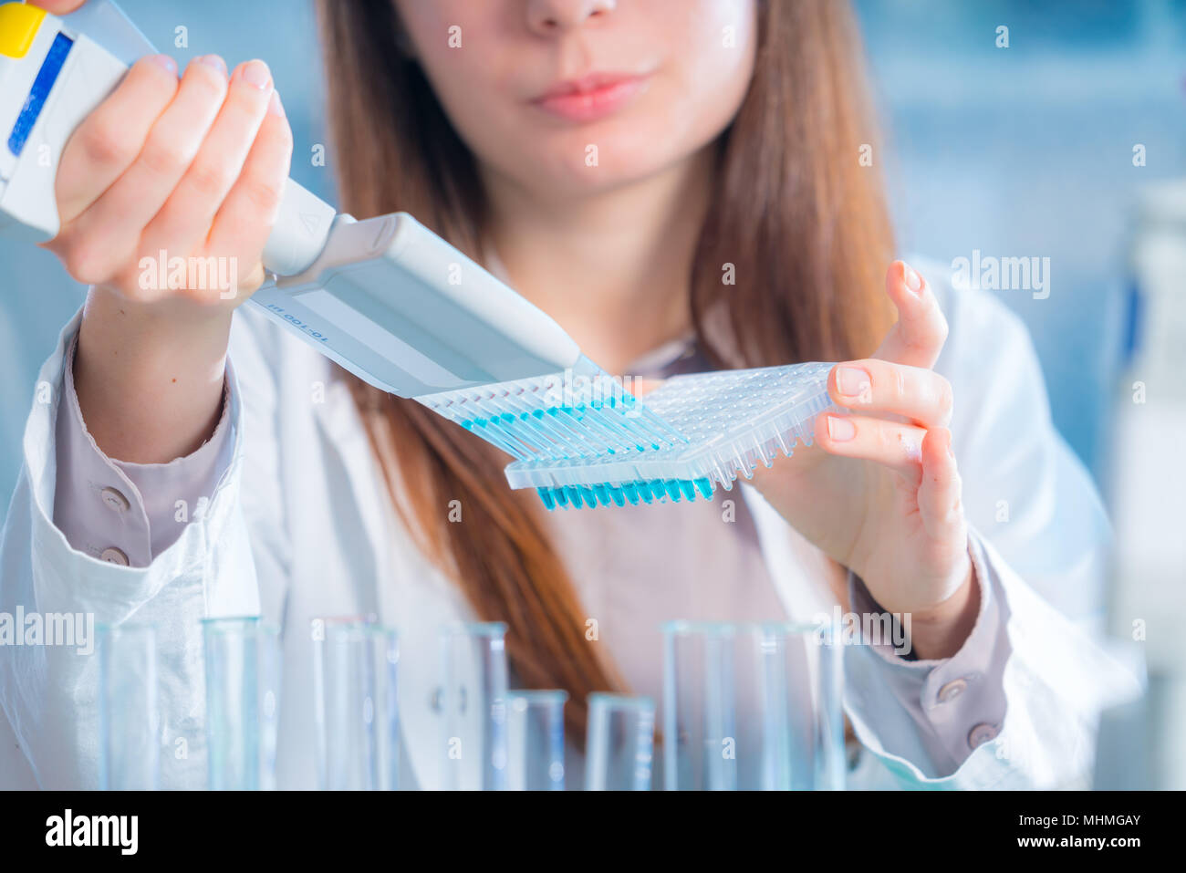 Student Frau mit multi Pipette und andere PCR-Produkte in der mikrobiologischen/genetischen Labor Stockfoto