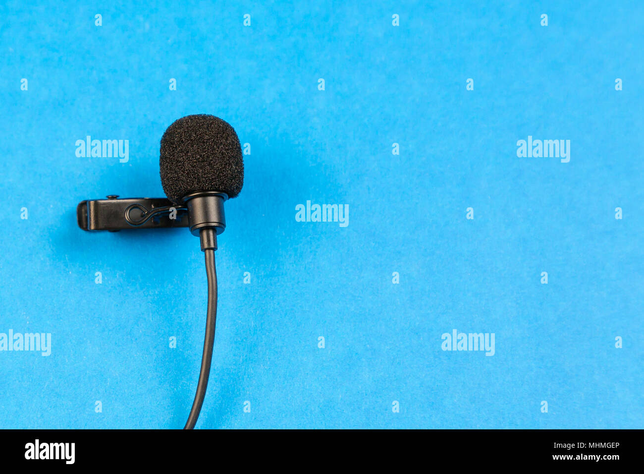 Ein kleines Mikrofon für die Aufnahme Qualität Sound auf einem blauen  Hintergrund Stockfotografie - Alamy