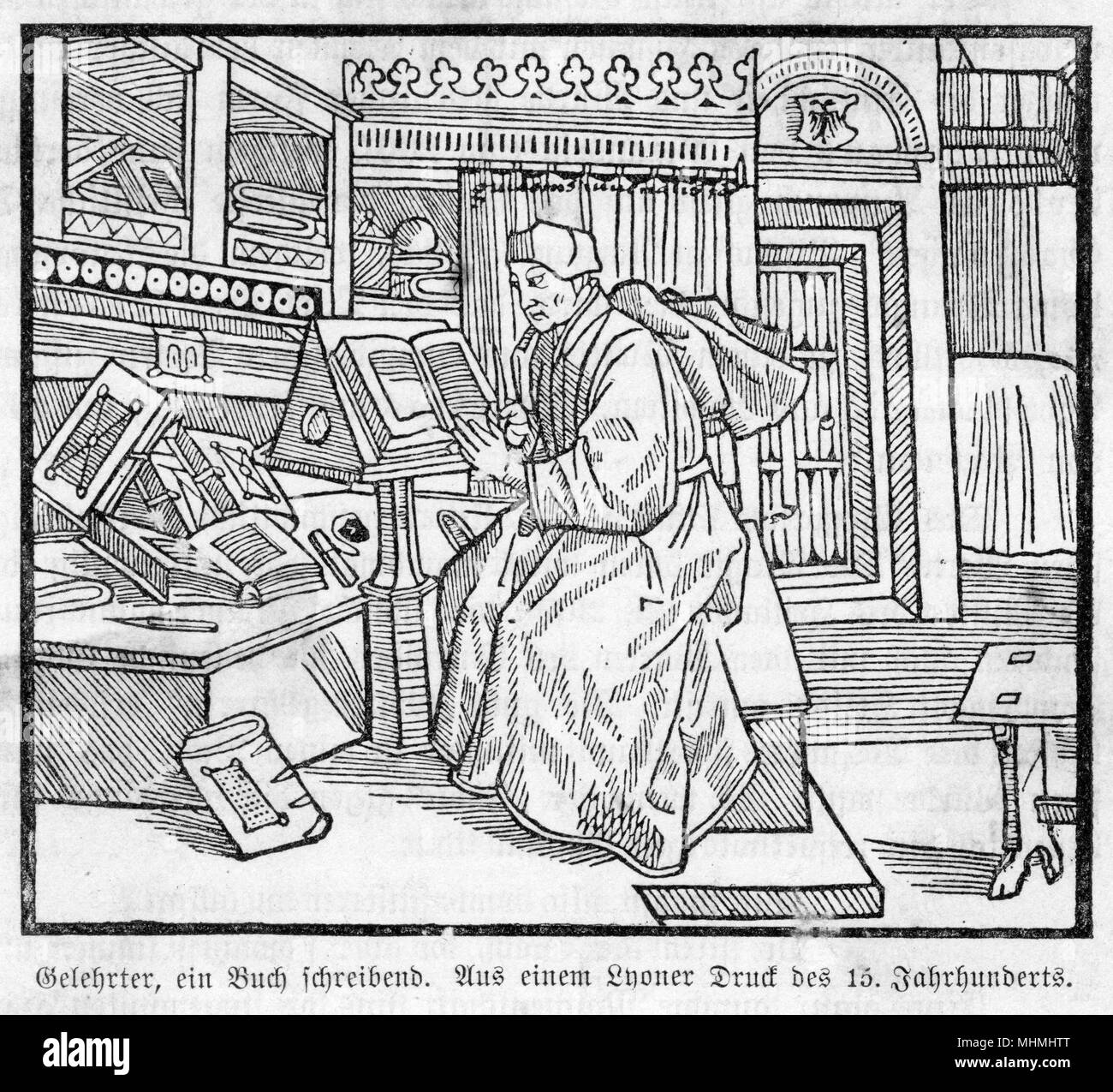 Ein mittelalterlicher Gelehrter an seinem Rednerpult in einer Bibliothek Datum: 15. Stockfoto