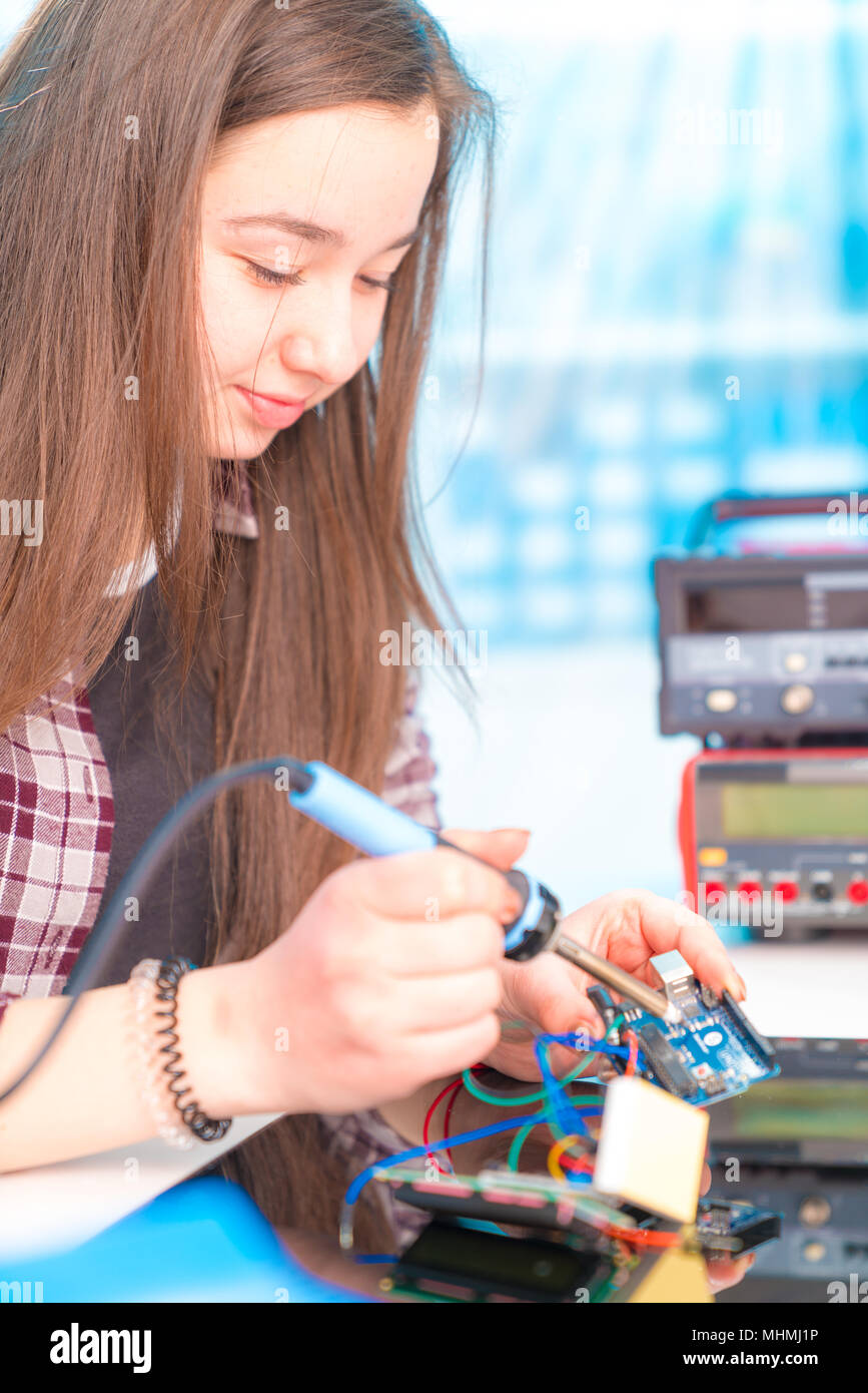 Schülerin in Labor Roboter debug-Mikrocontroller Stockfoto