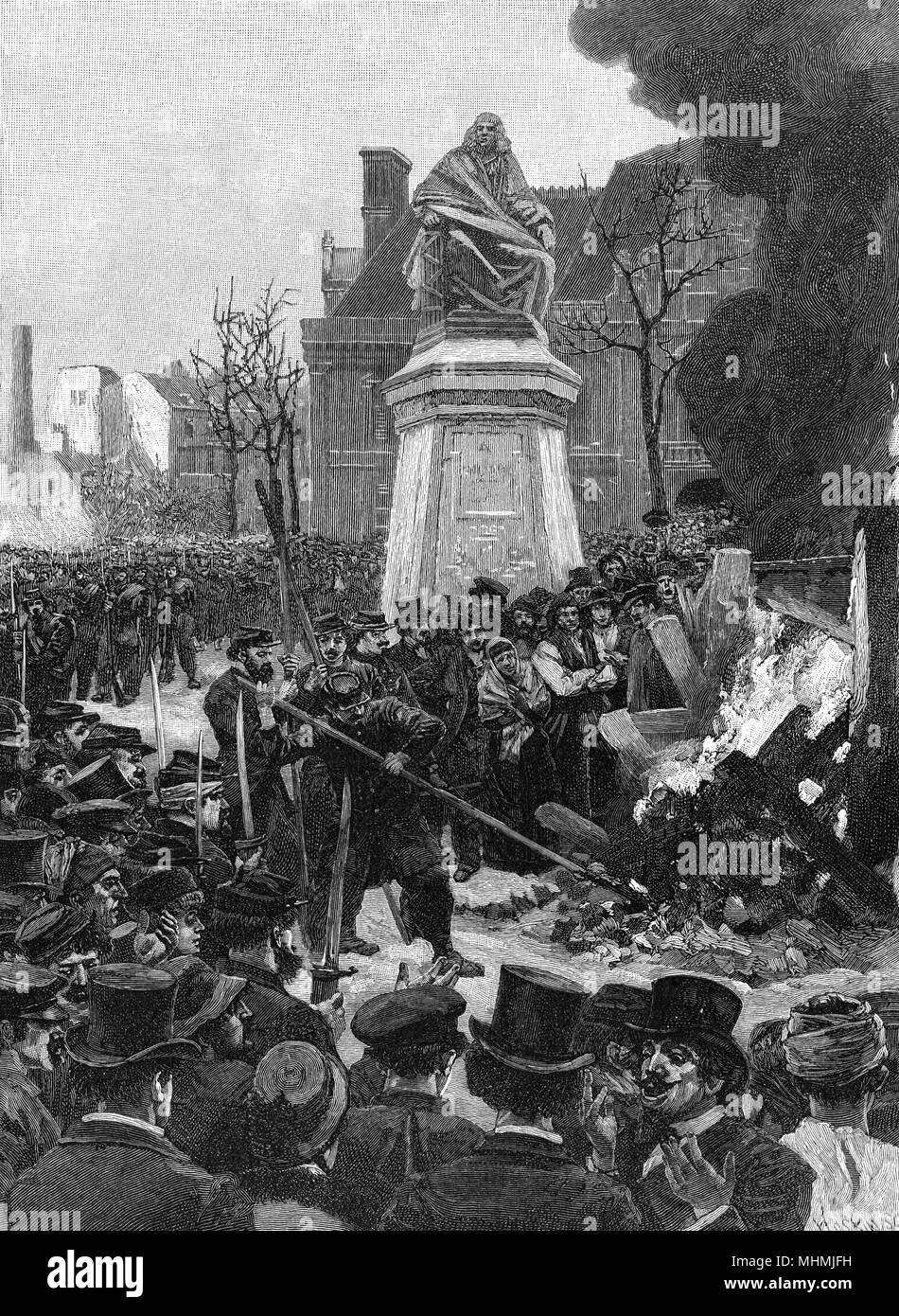 Eine Masse von der Nationalgarde und die Bürger sich auf wie eine Guillotine feierlich vor der Statue von Voltaire Datum: 7. April 1871 verbrannt wird, Stockfoto