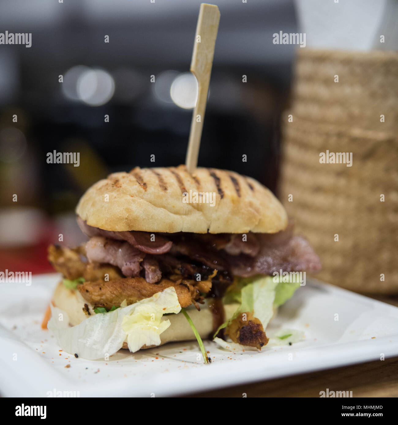 Teriyaki Bacon Burger on a Brioche Bun, zubereitet und verkauft von Little Somboon Kitchen auf der BBC Good Food Show, in Birmingham NEC am 2. Dezember 2017 Stockfoto