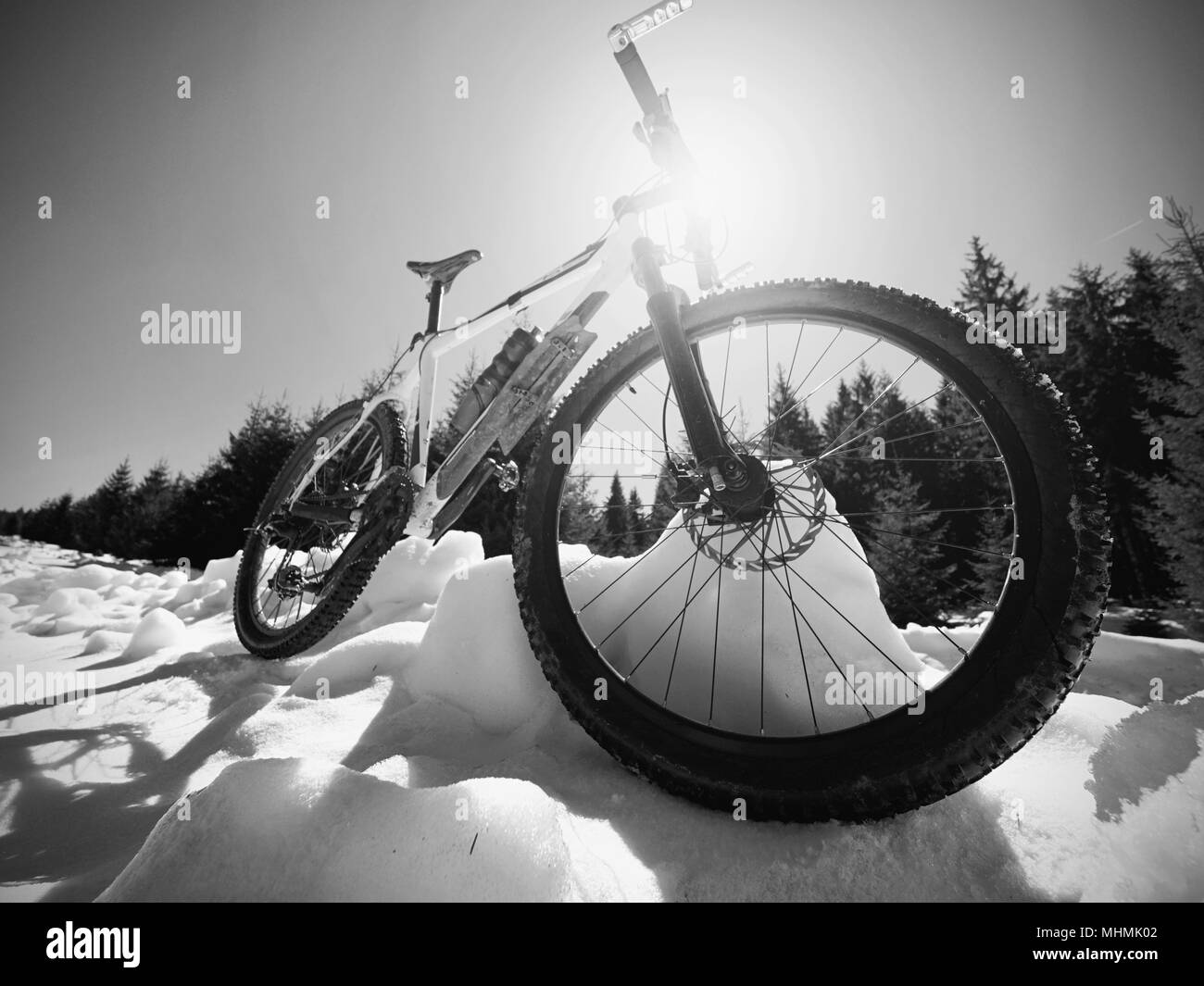In der breiten Ansicht Foto von Mountainbike im tiefen Schnee. Winter Gebirge mit Straße unter Schnee verloren. Stockfoto
