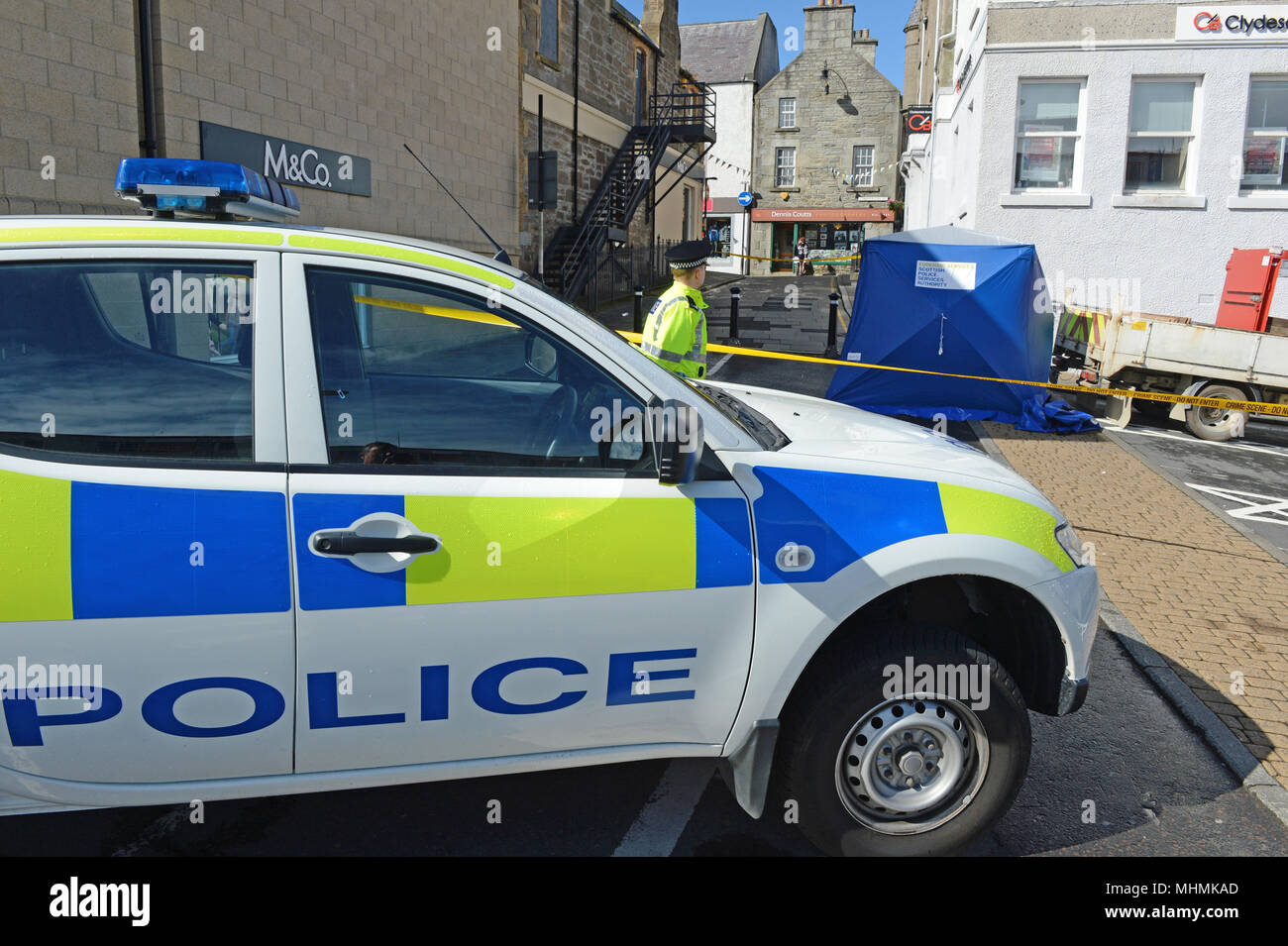 Polizei forensische Zelt und Polizei Fahrzeug an der Szene der ein Verbrechen in Großbritannien Stockfoto